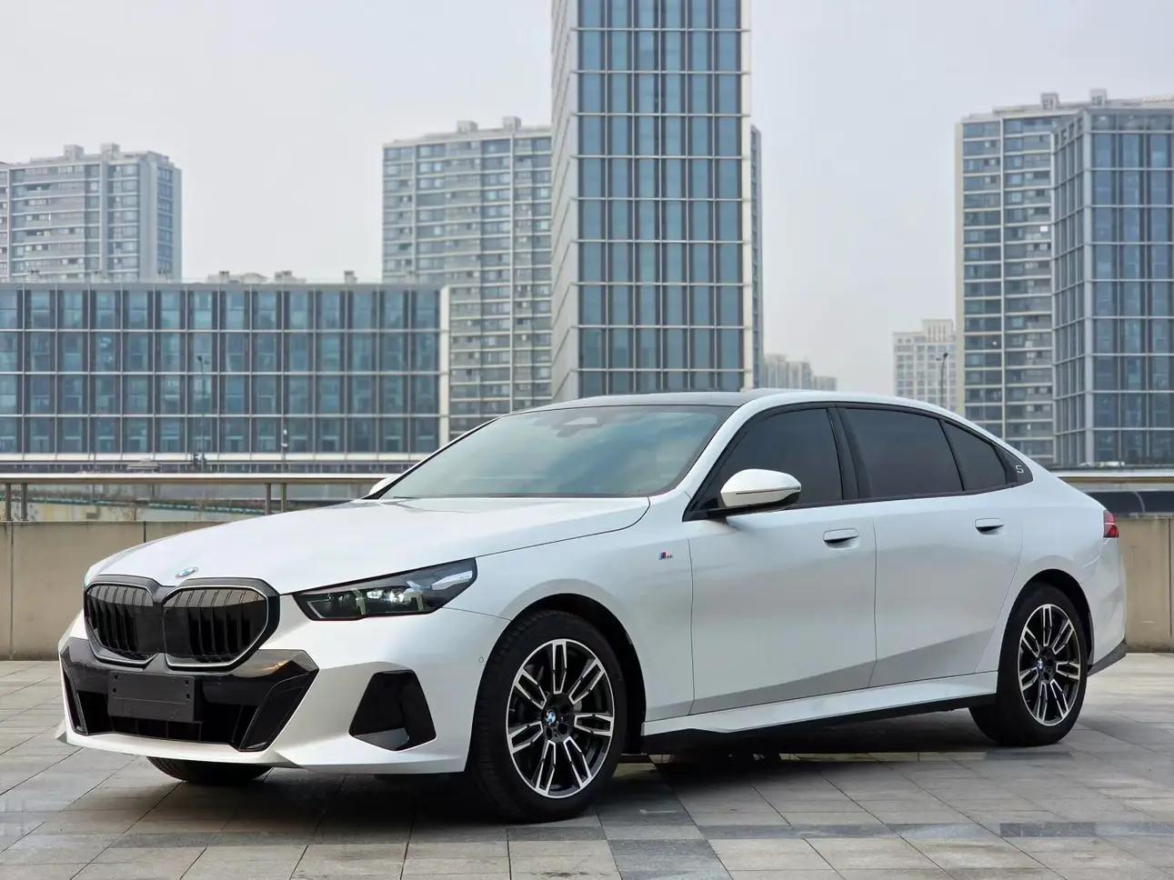 BMW 5 Series 2025 г. 14111 км.