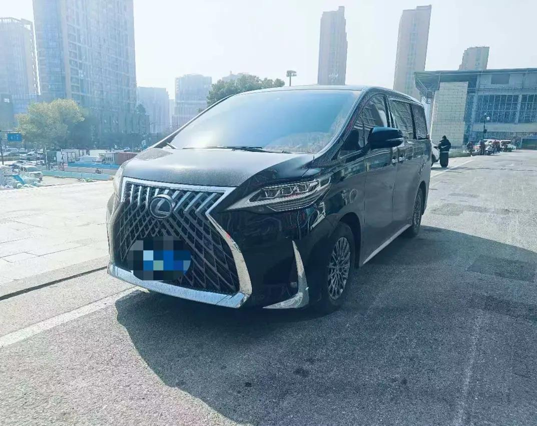 Lexus LM 2021 г. 63081 км.