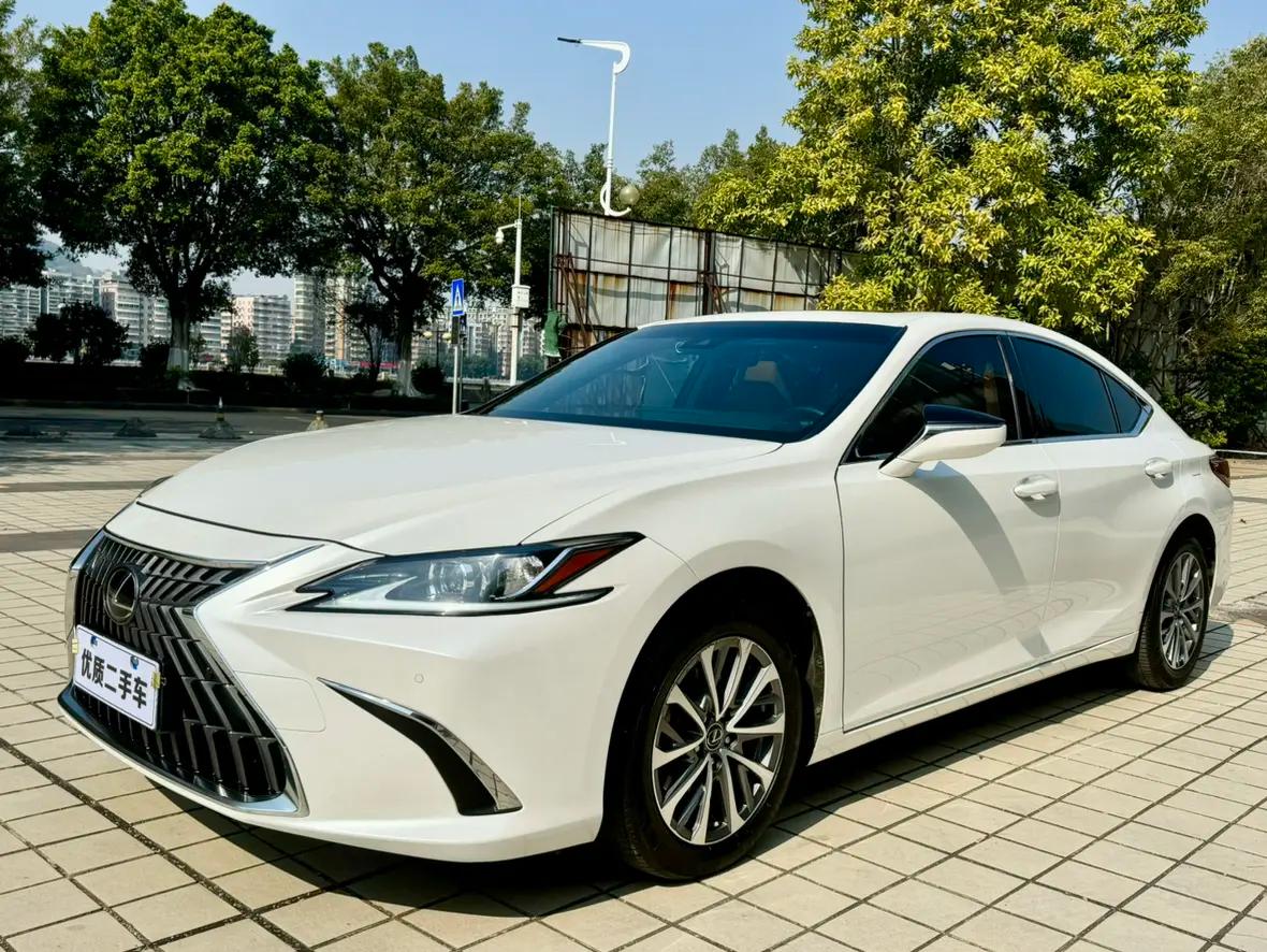 Lexus ES 2023 г. 50000 км.