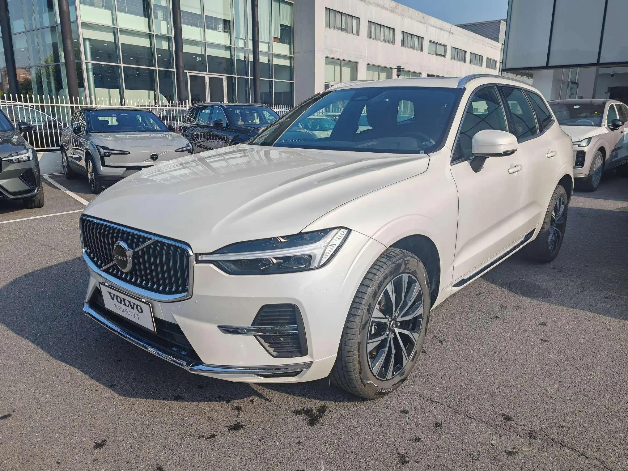 Volvo XC60 2025 г. 4034 км.