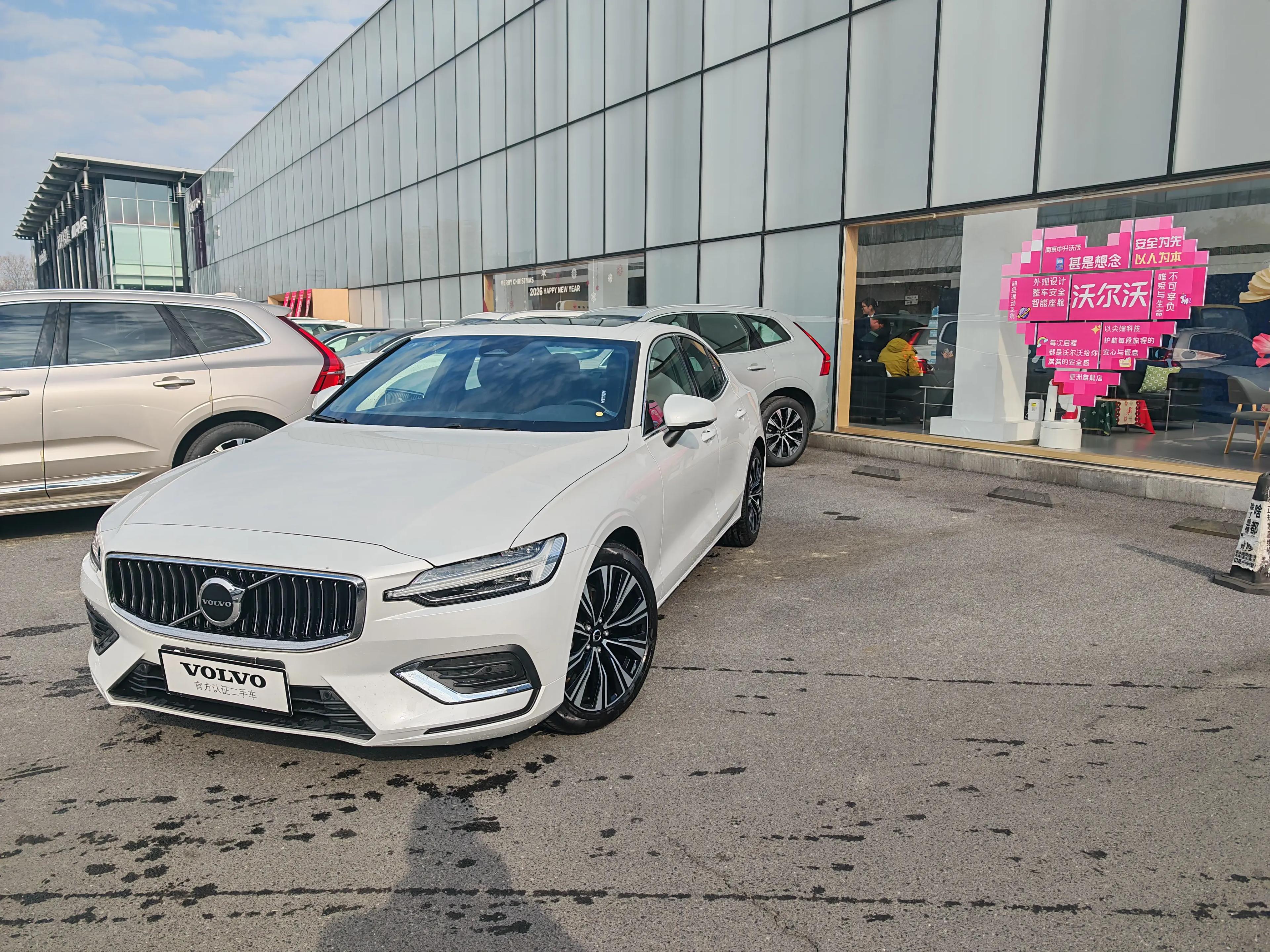 Volvo S60 2025 г. 9130 км.