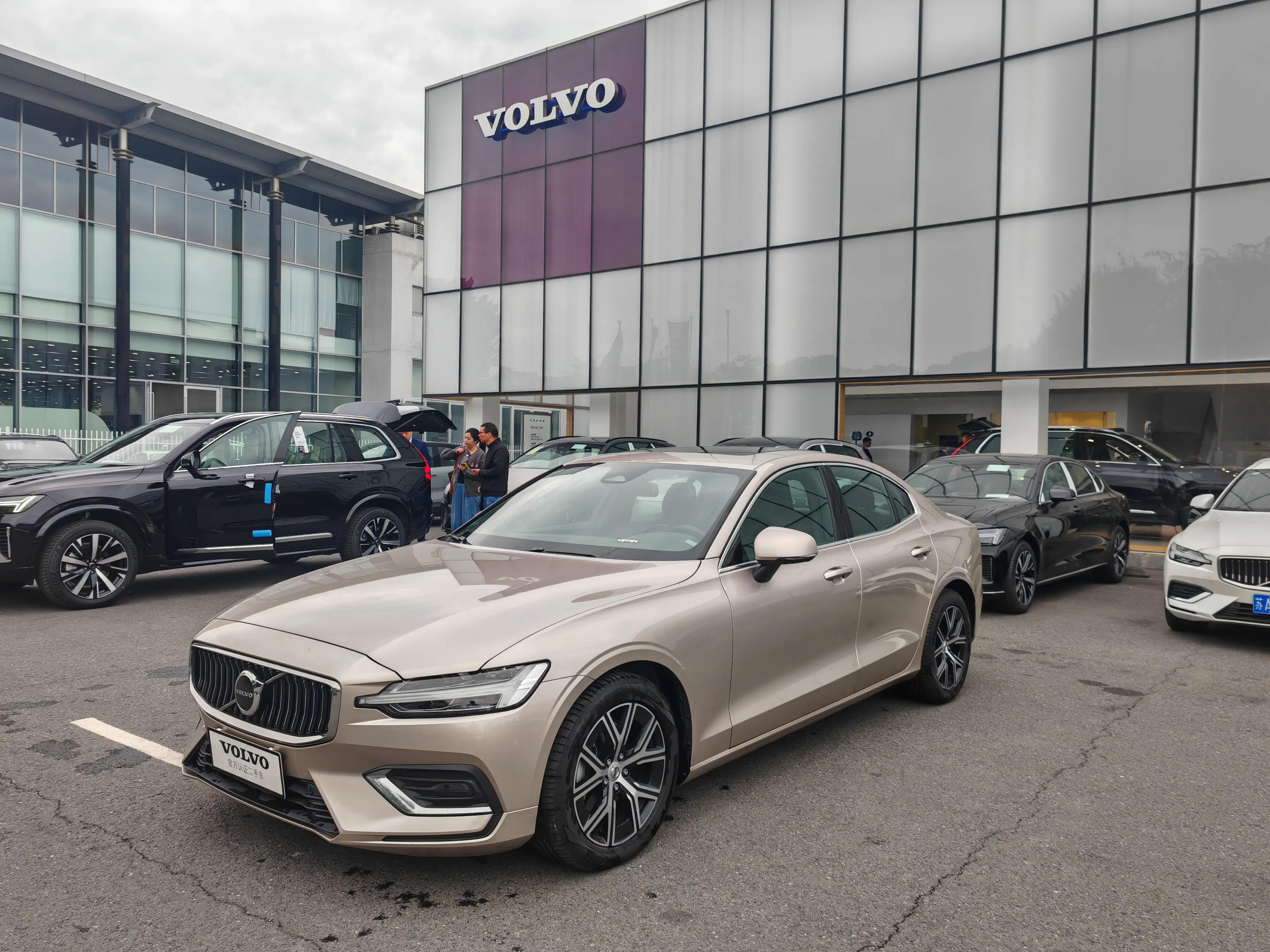 Volvo S60 2025 г. 7131 км.