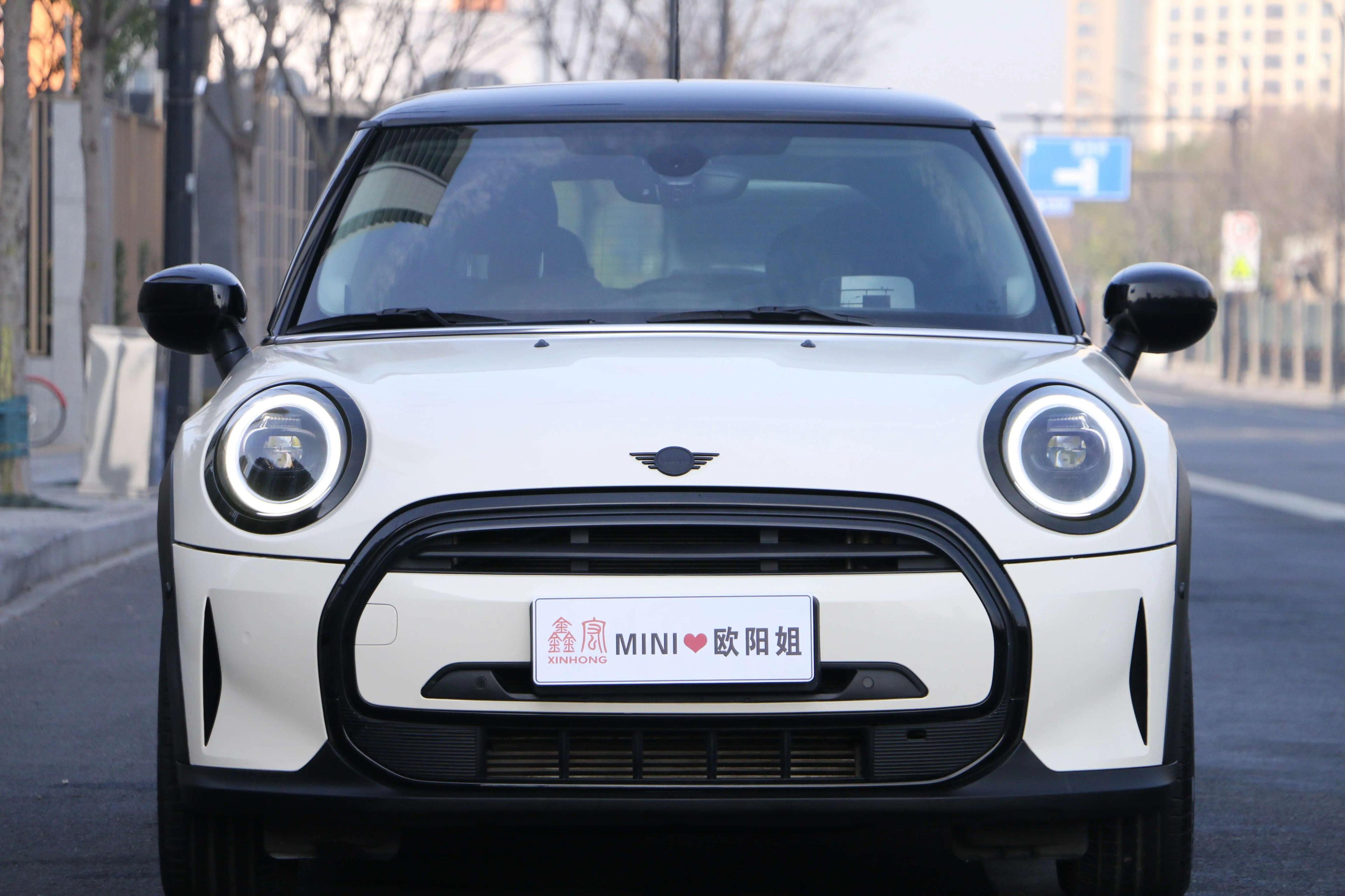 MINI  2023 г. 22140 км.