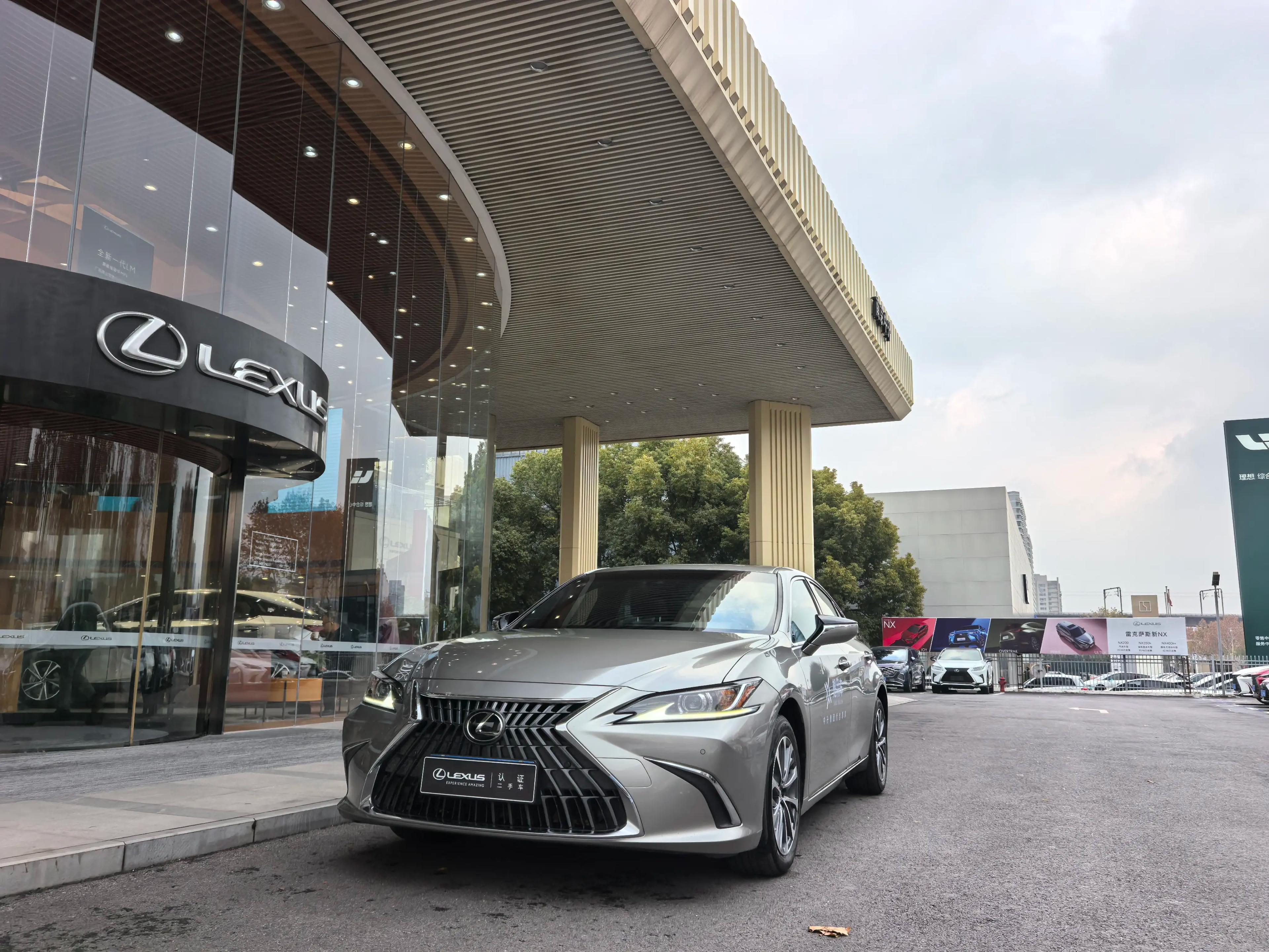 Lexus ES 2024 г. 25137 км.