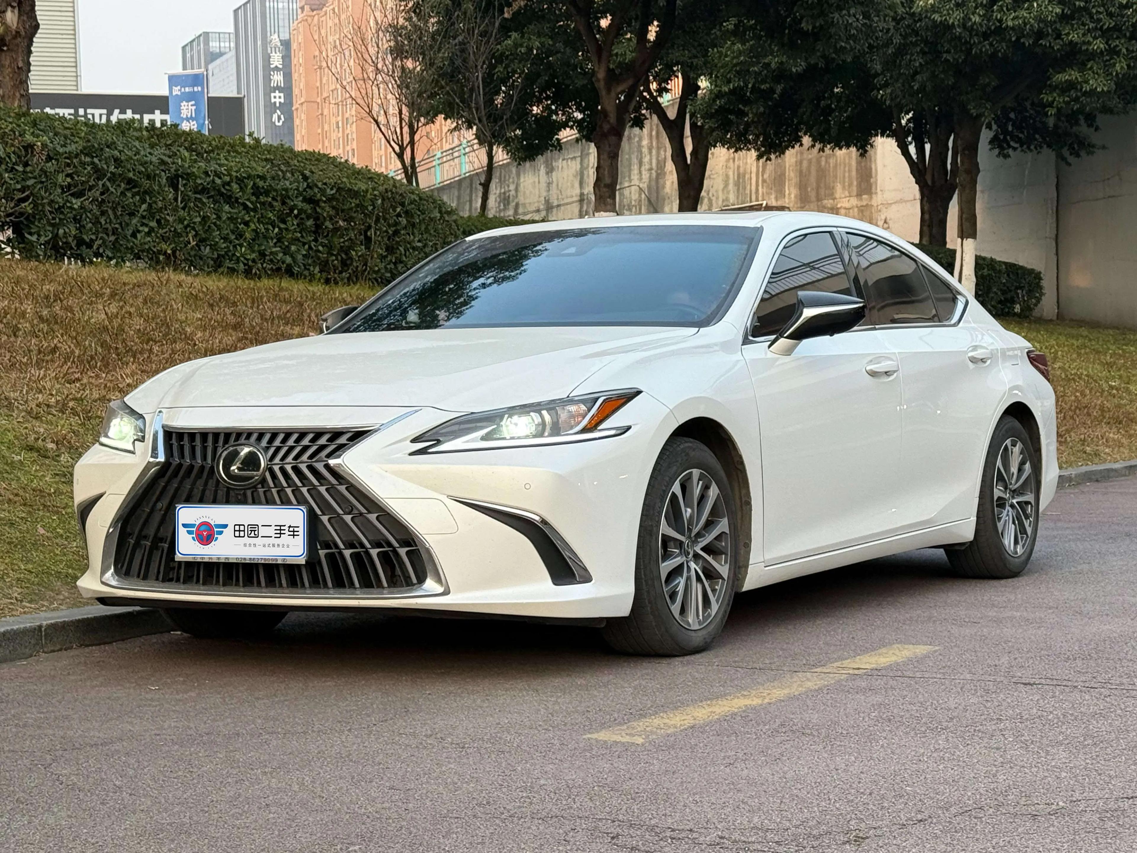 Lexus ES 2022 г. 61140 км.