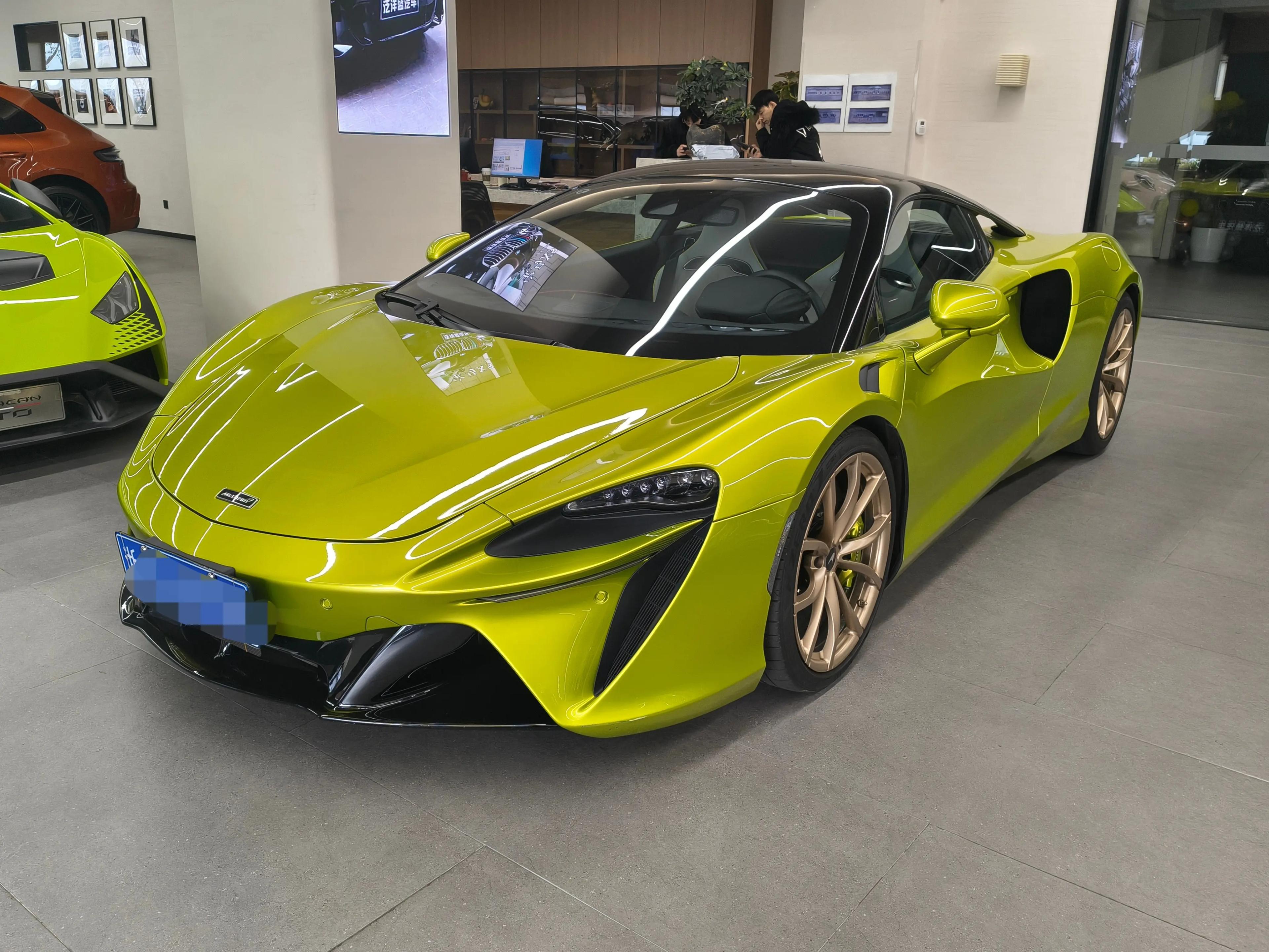 McLaren Artura 2023 г. 14122 км.