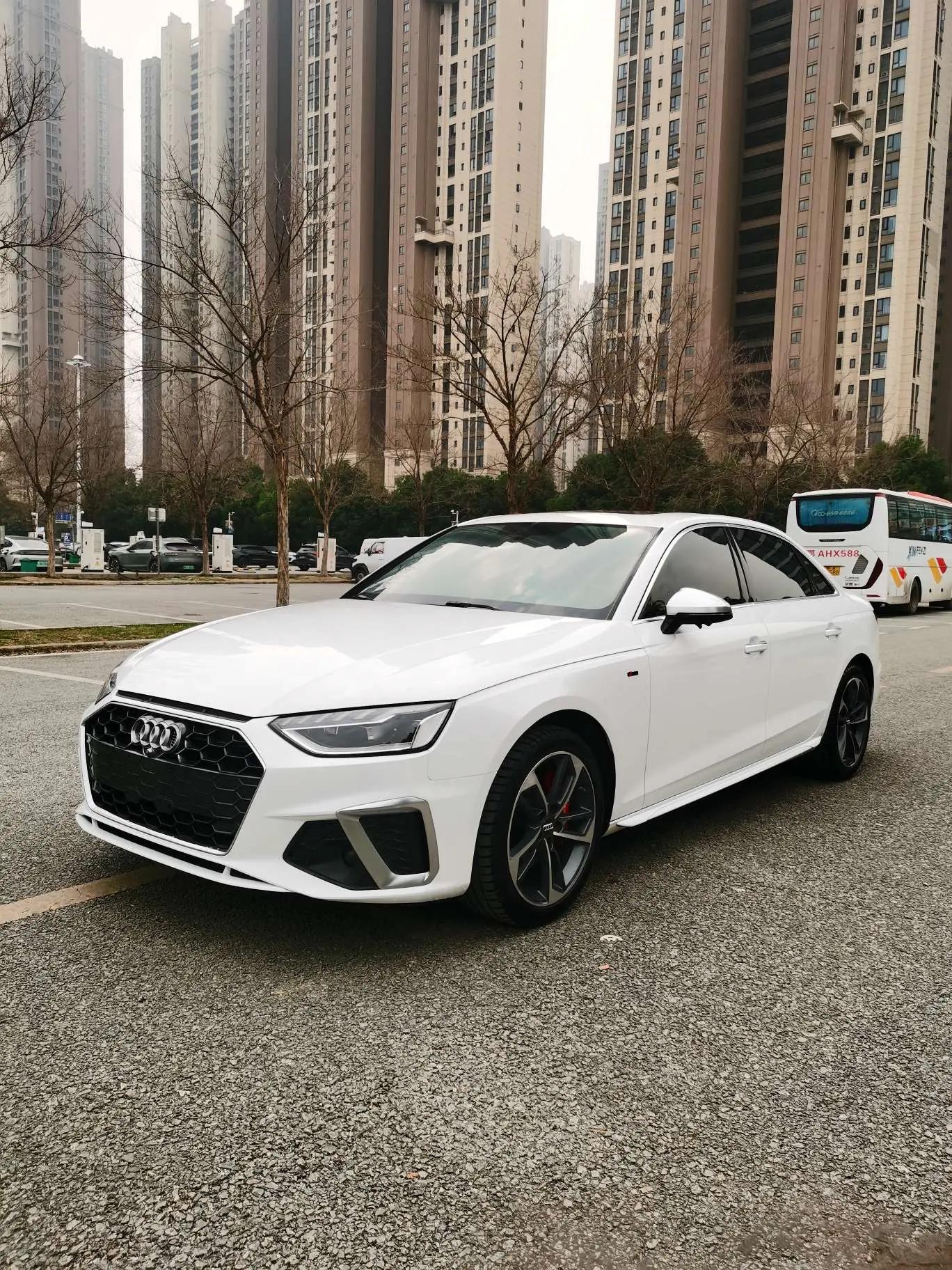 Audi A4L 2023 г. 50143 км.