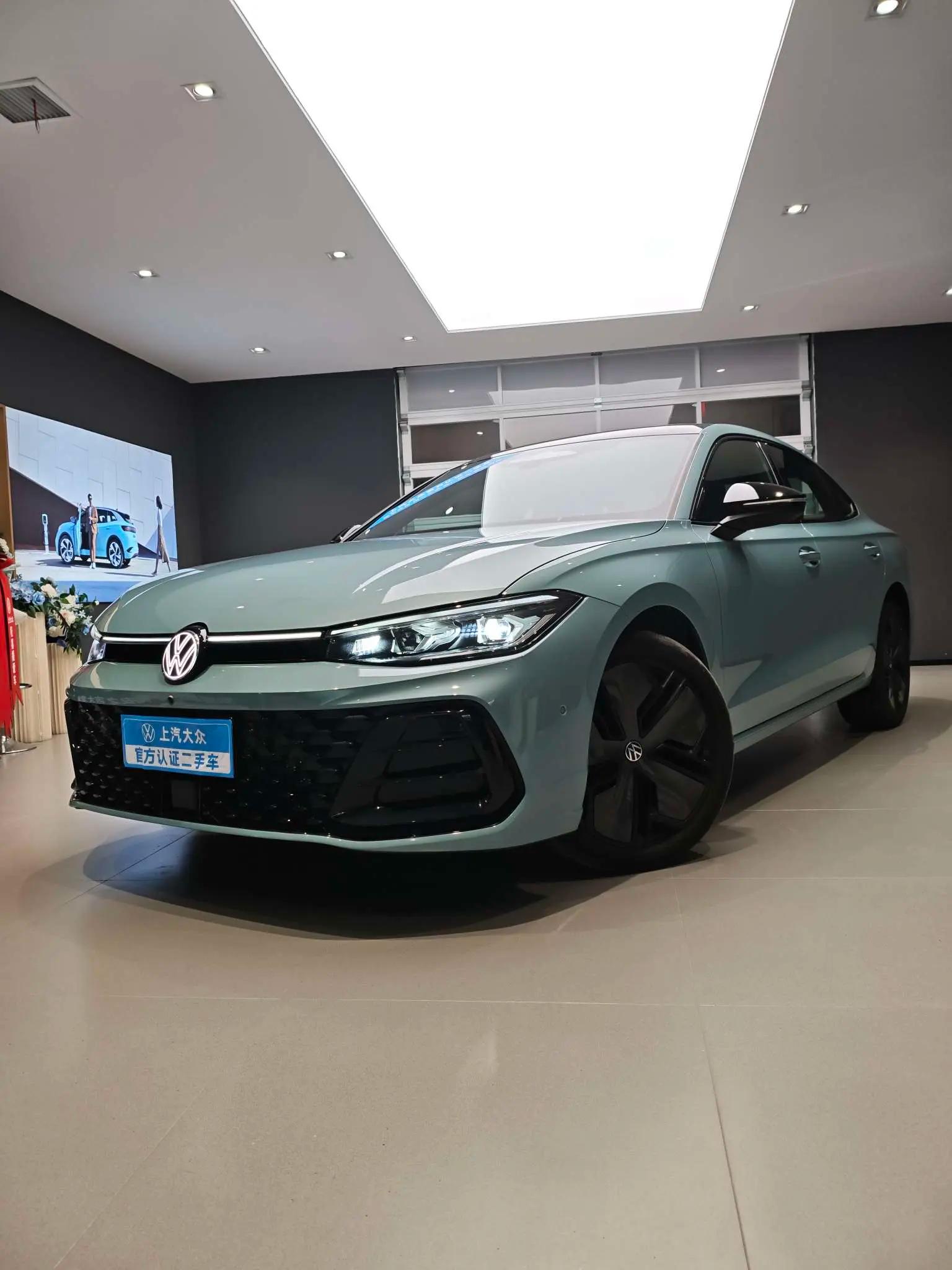 Volkswagen Passat 2024 г. 3103 км.
