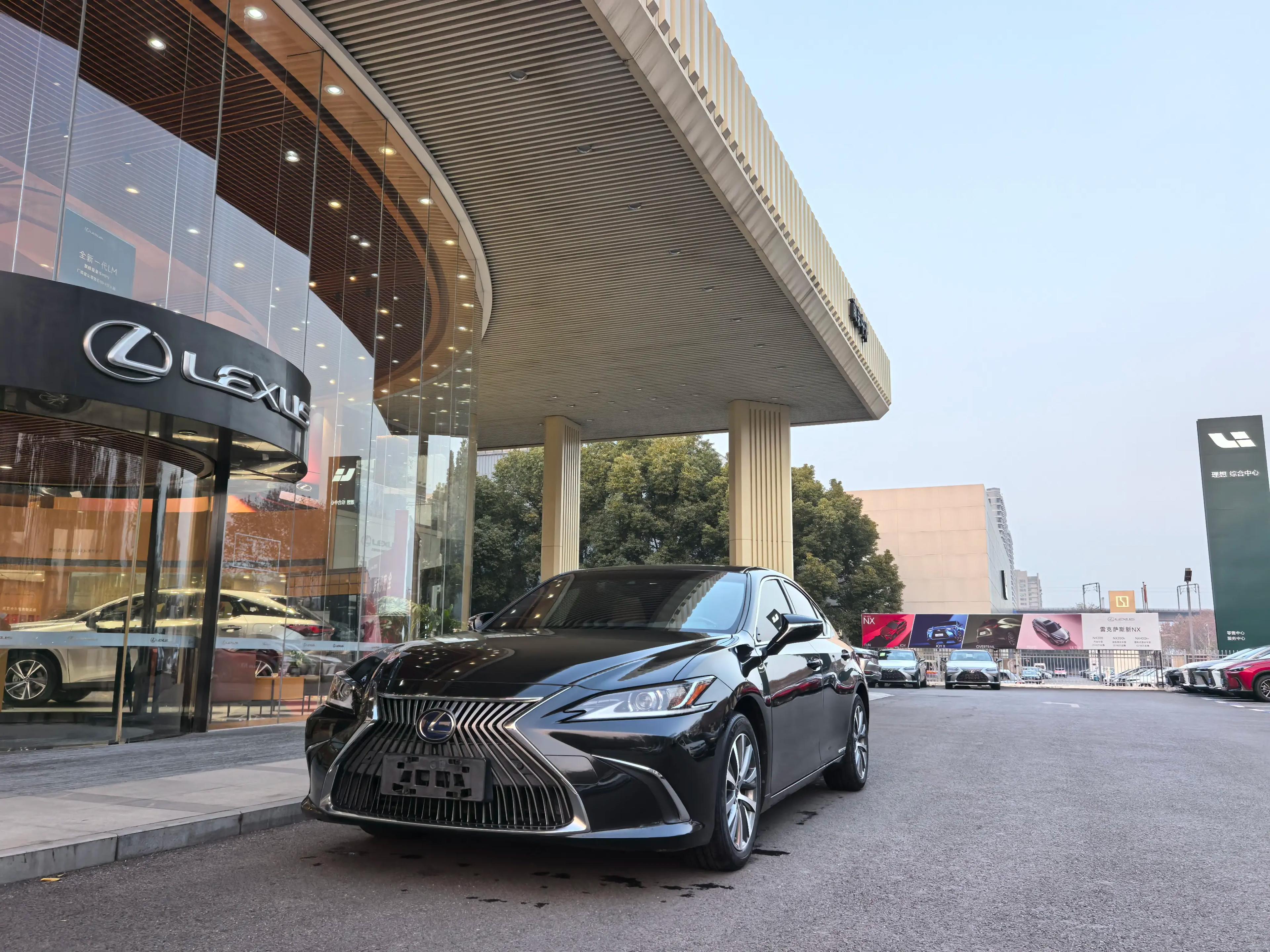 Lexus ES 2021 г. 52048 км.