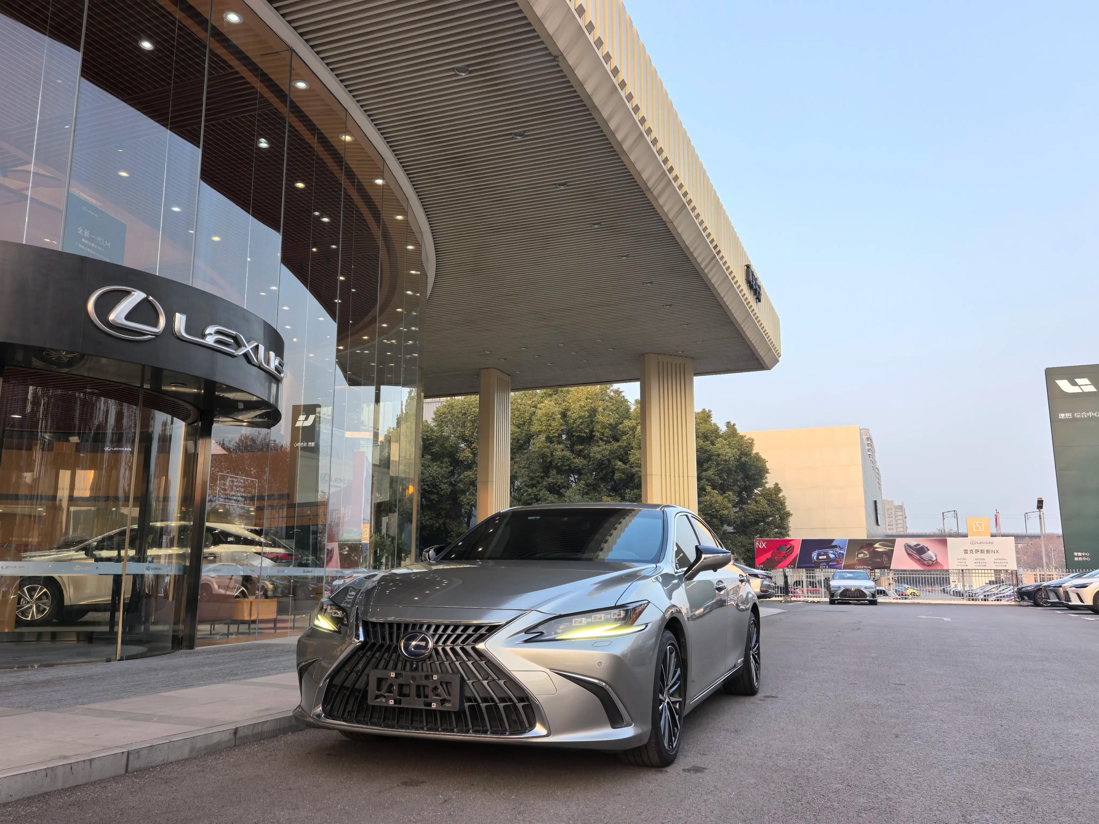 Lexus ES 2021 г. 62000 км.