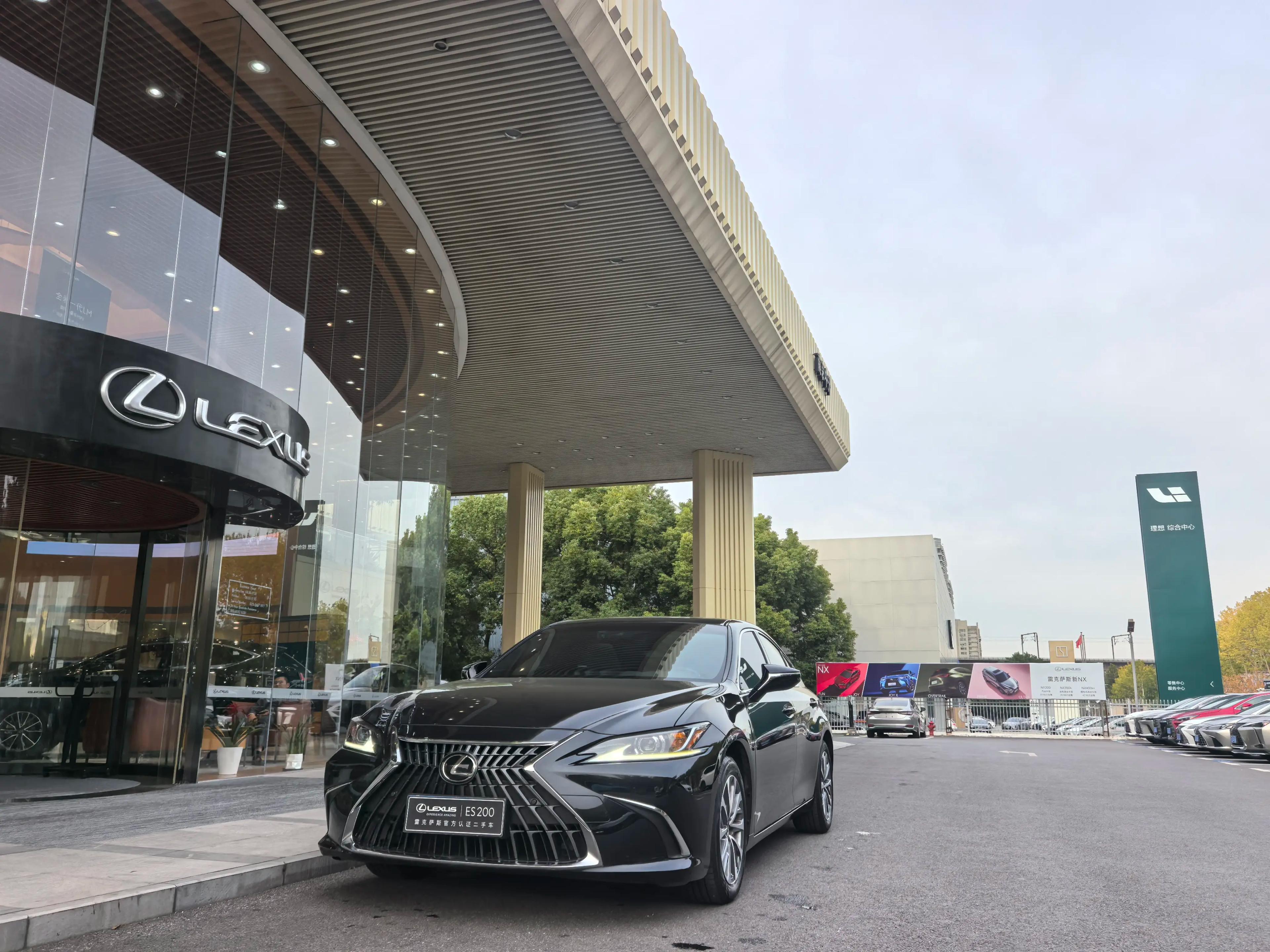 Lexus ES 2024 г. 14000 км.