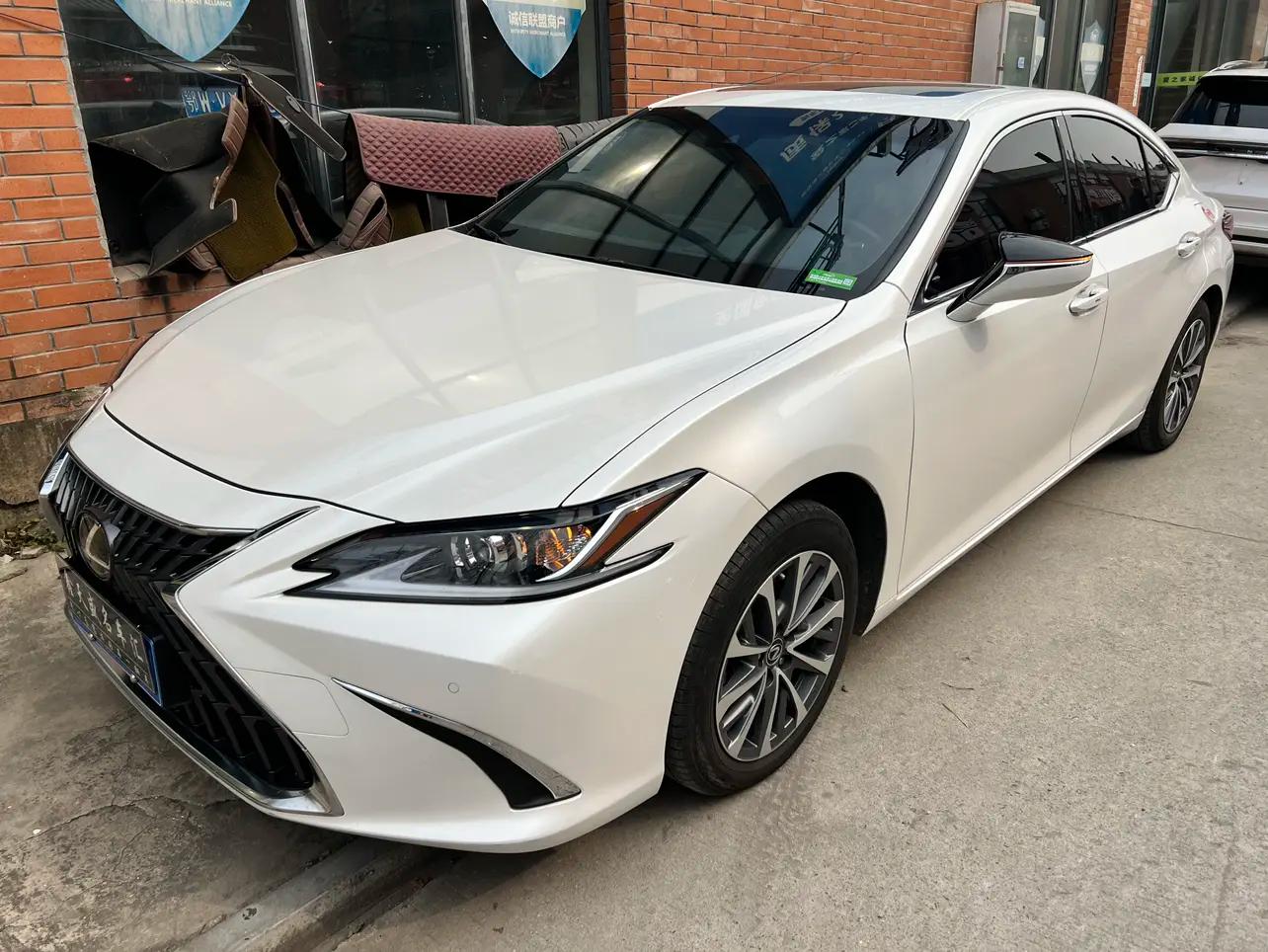 Lexus ES 2024 г. 10000 км.
