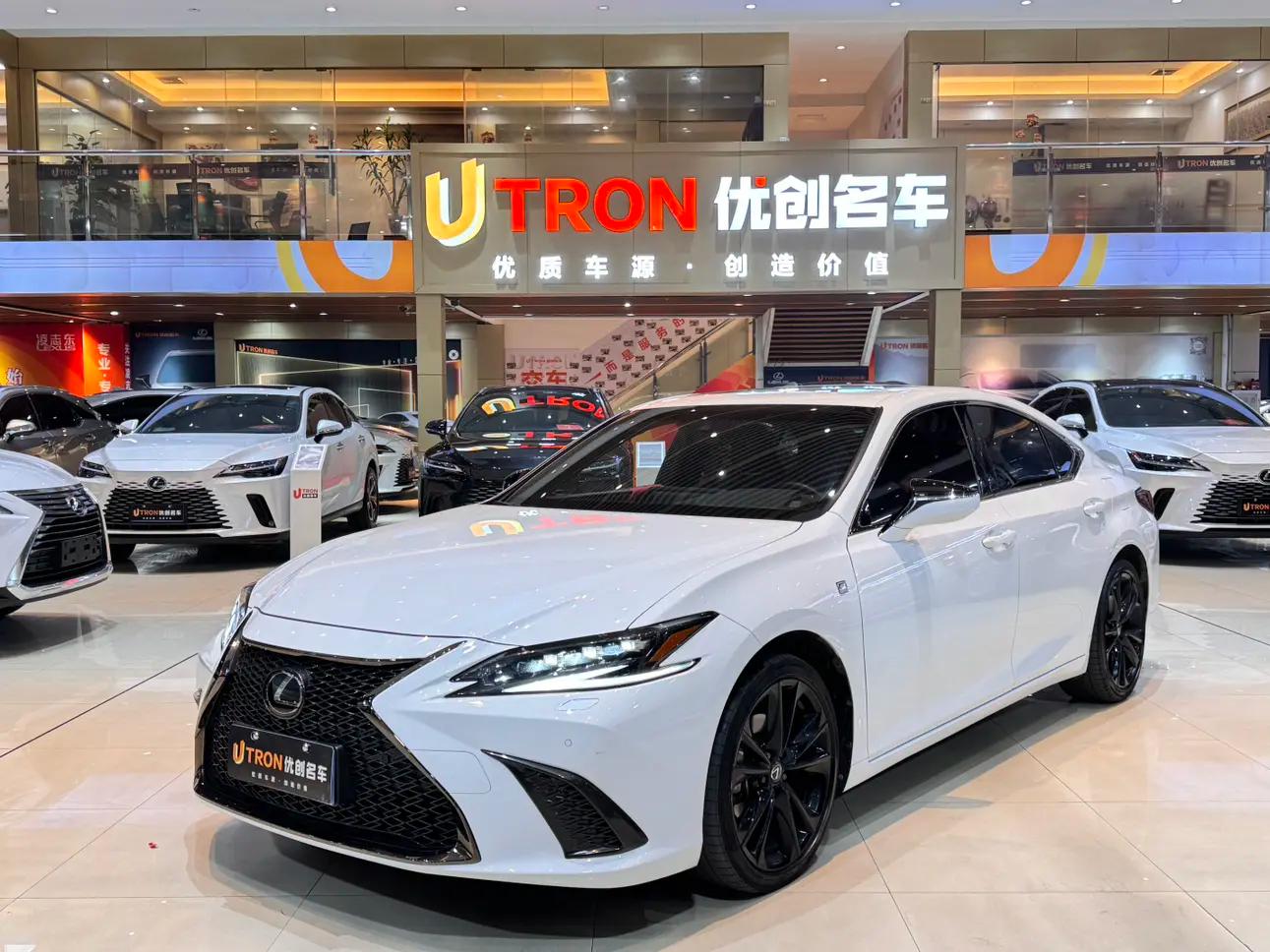 Lexus ES 2024 г. 50300 км.