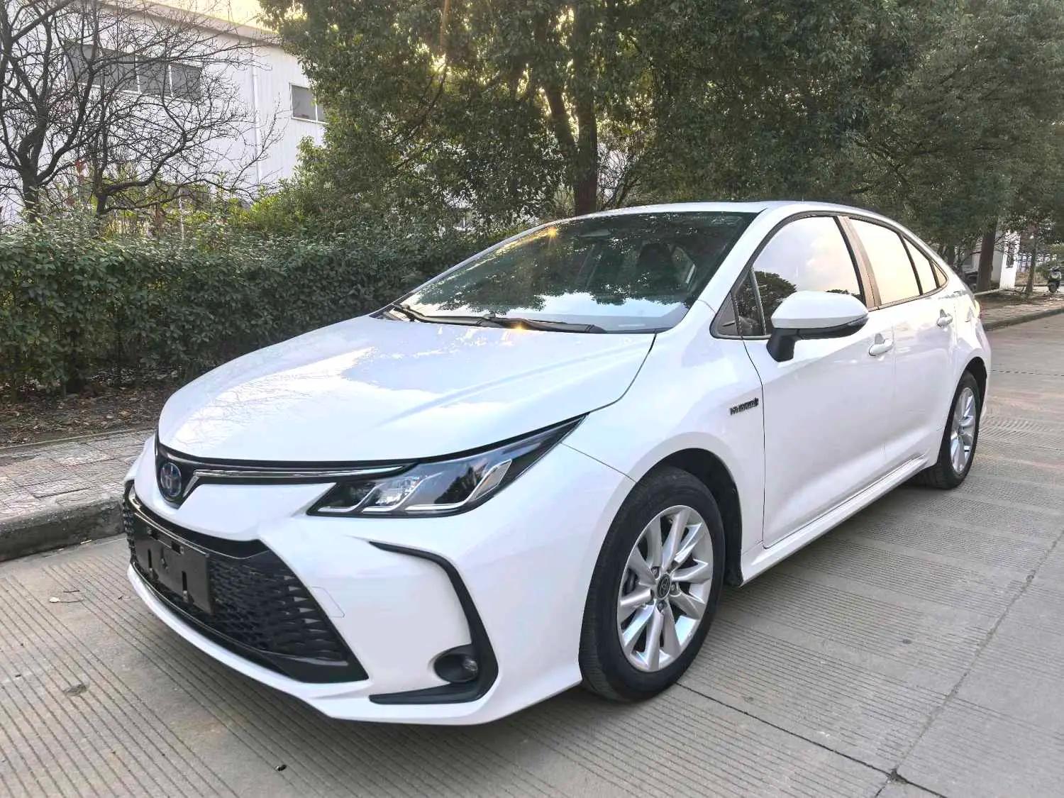 Toyota Corolla 1.8hyb CVT (98 л.с.) 2023 г. 28002 км