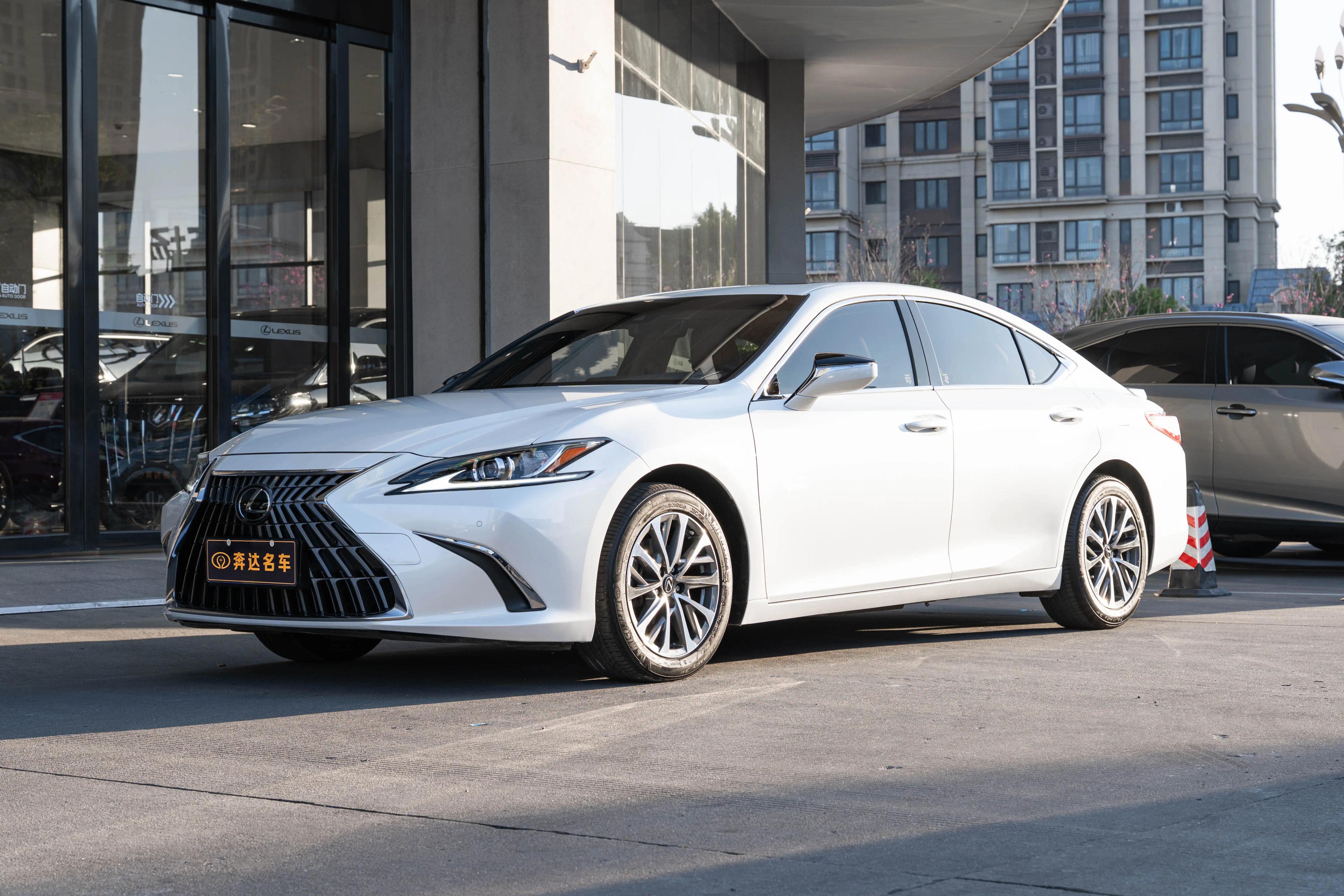 Lexus ES 2023 г. 30344 км.