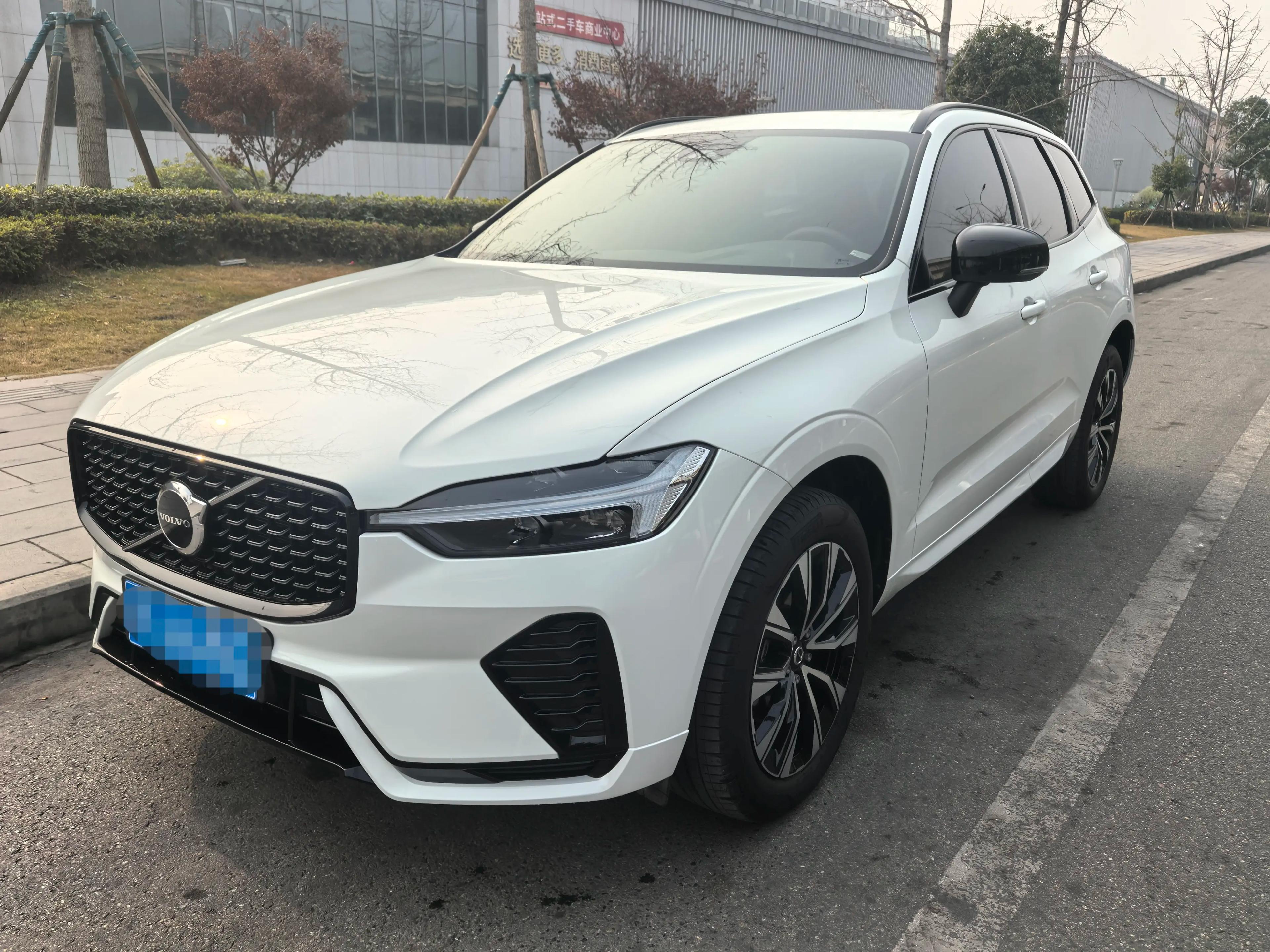 Volvo XC60 2024 г. 15020 км.