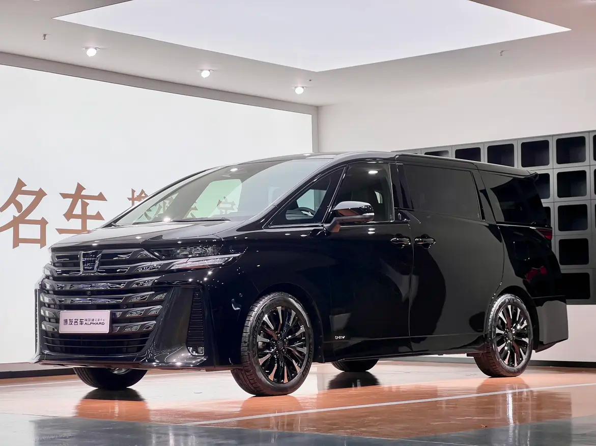 Toyota Crown Wellfire 2025 г. 11079 км.