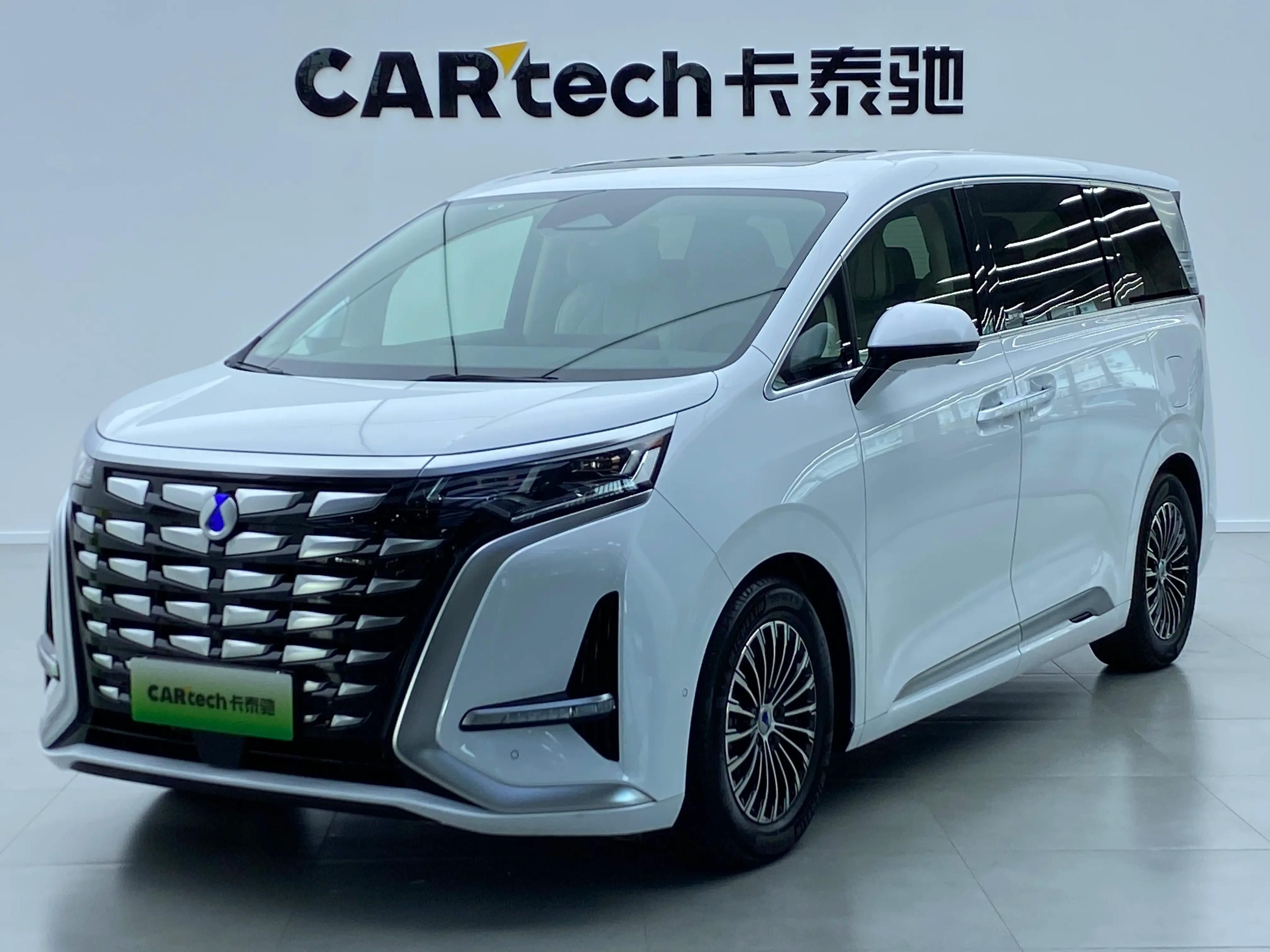 Denza D9 DM 2024 г. 17017 км.