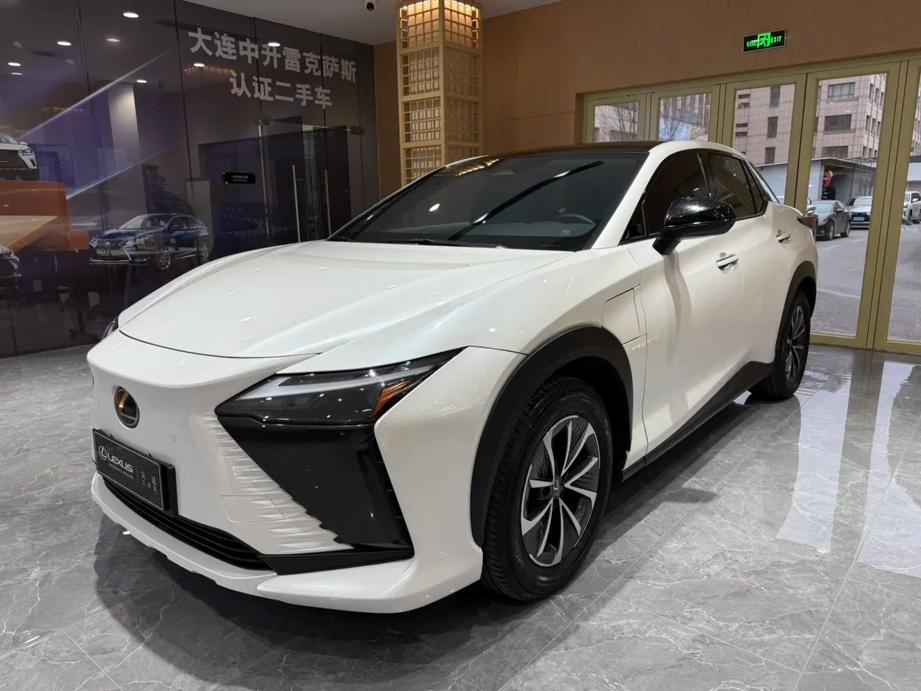 Lexus RZ 2024 г. 43100 км.