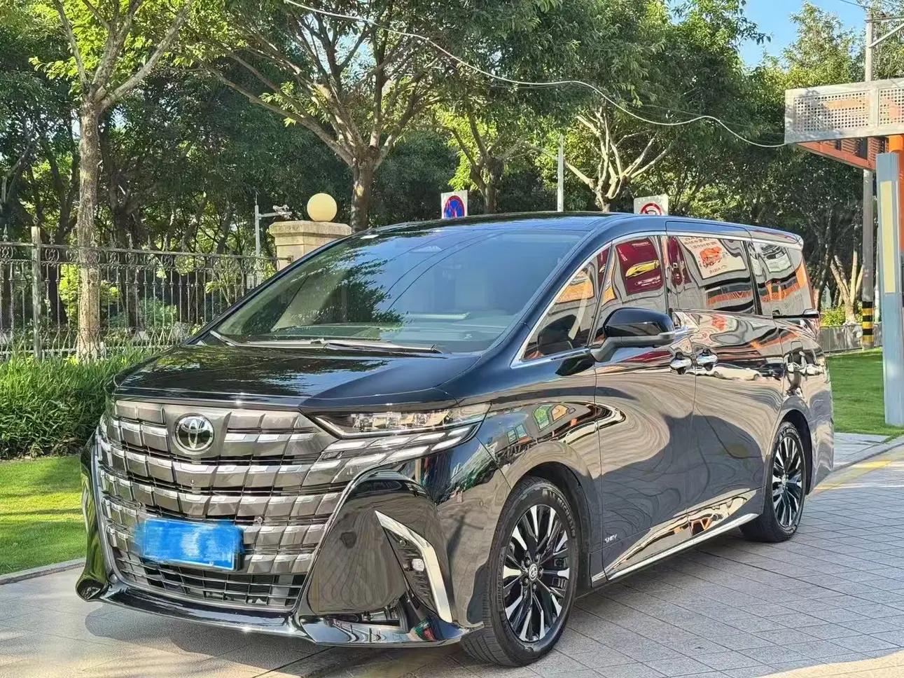 Toyota Alphard 2024 г. 35136 км.