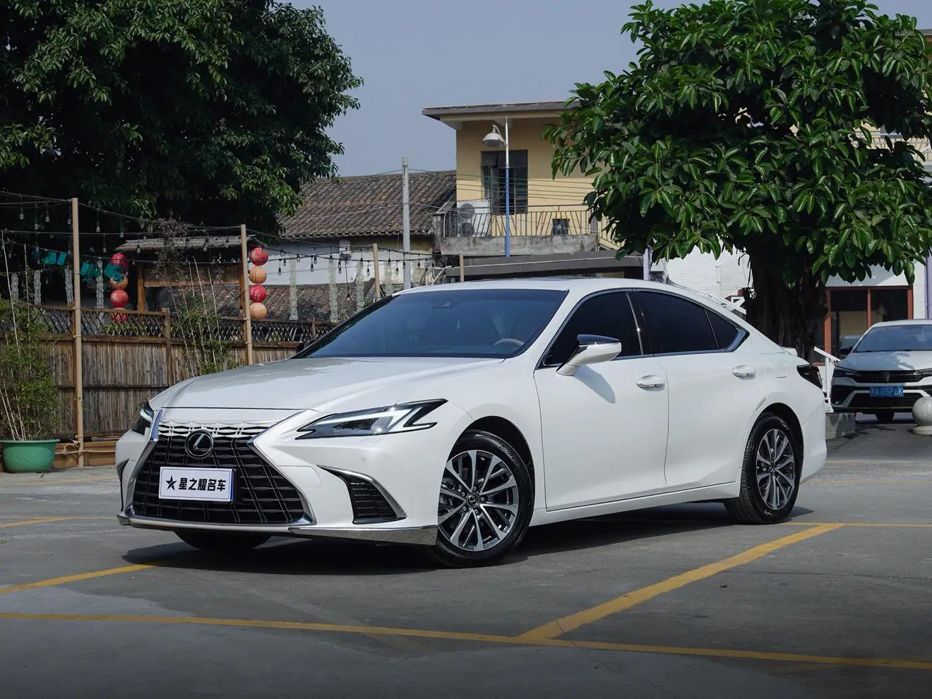 Lexus ES 2025 г. 12126 км.