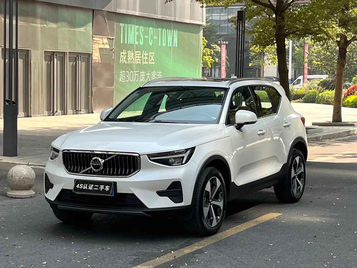 Volvo XC40 2024 г. 11008 км.