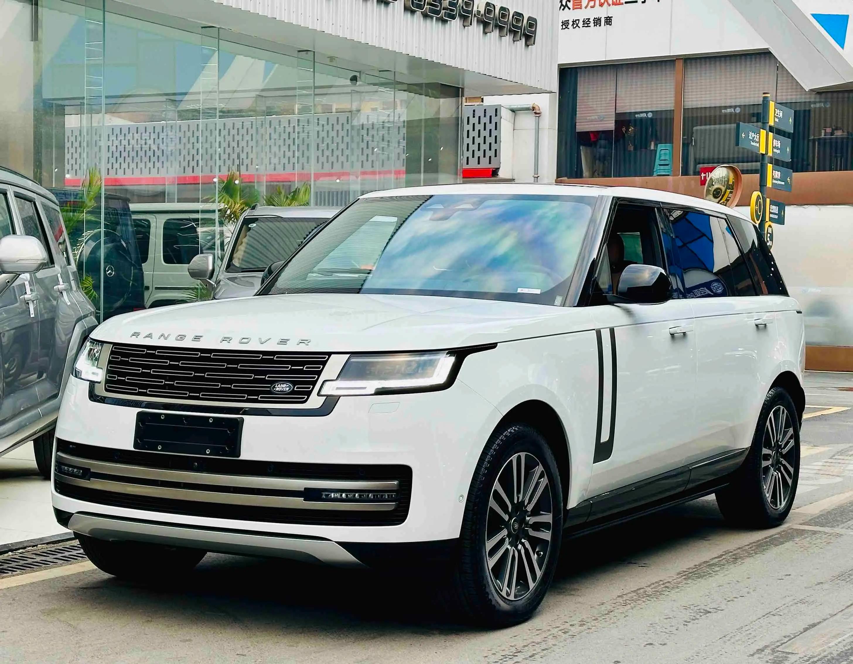 Land Rover Range rover 2024 г. 13004 км.