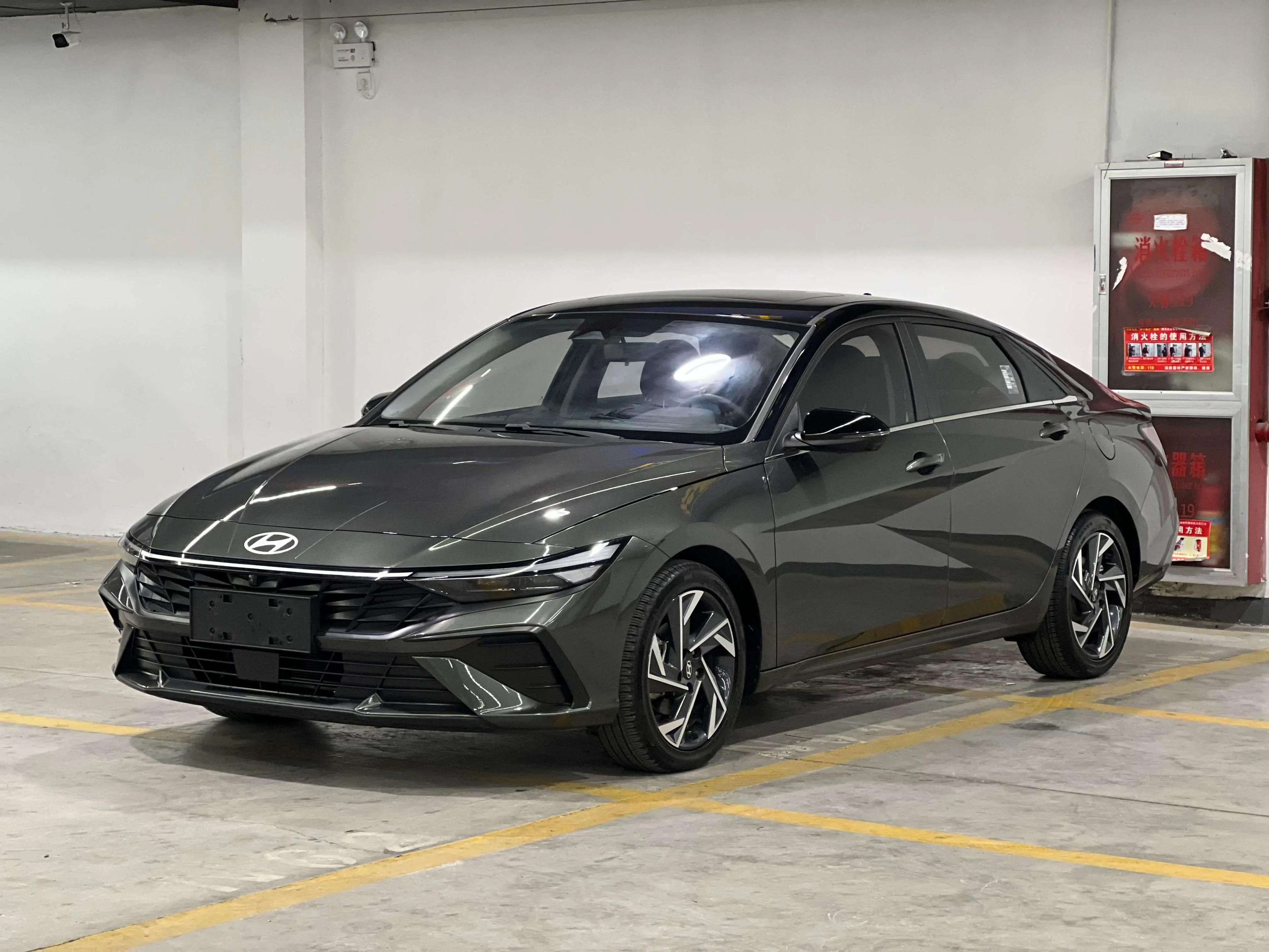 Hyundai Elantra 2023 г. 4038 км.