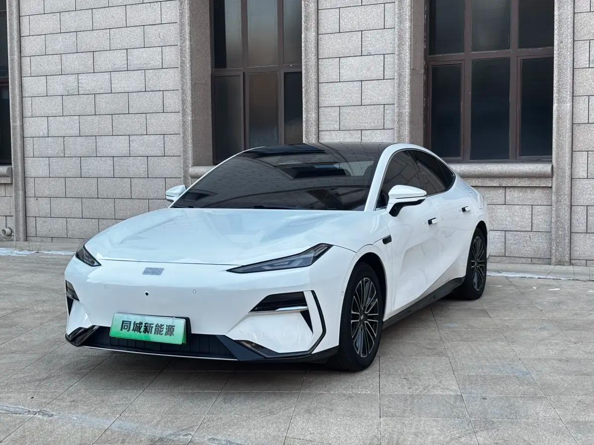 Geely Galaxy E8 2025 г. 32070 км.