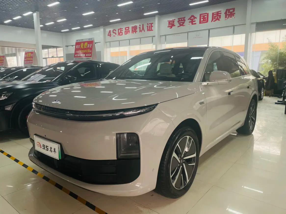 Lixiang L6 2024 г. 15099 км.