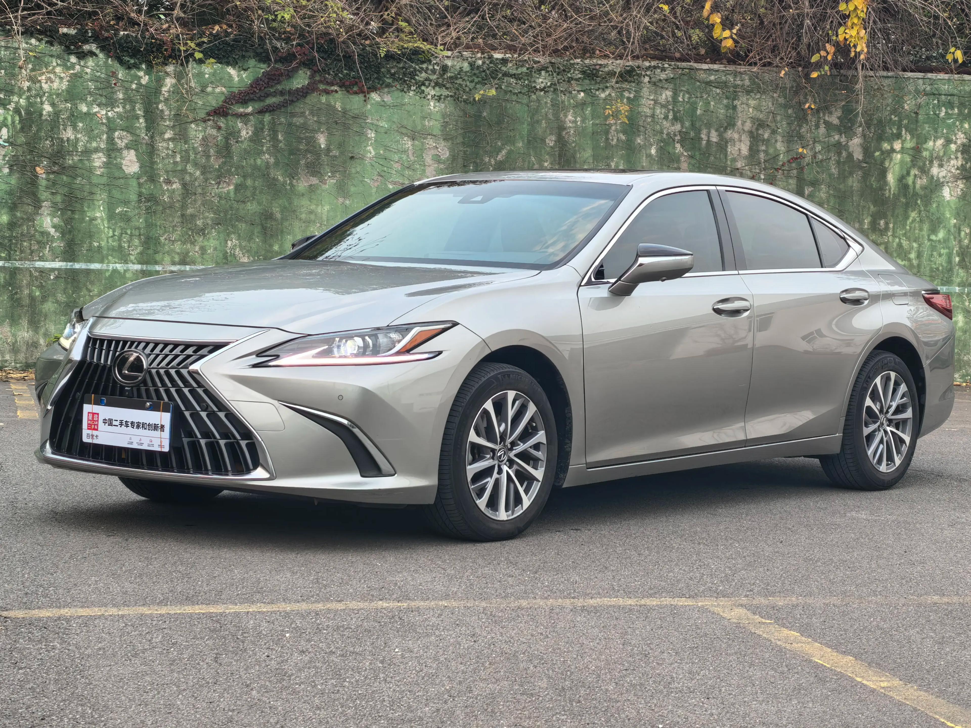 Lexus ES 2023 г. 43526 км.