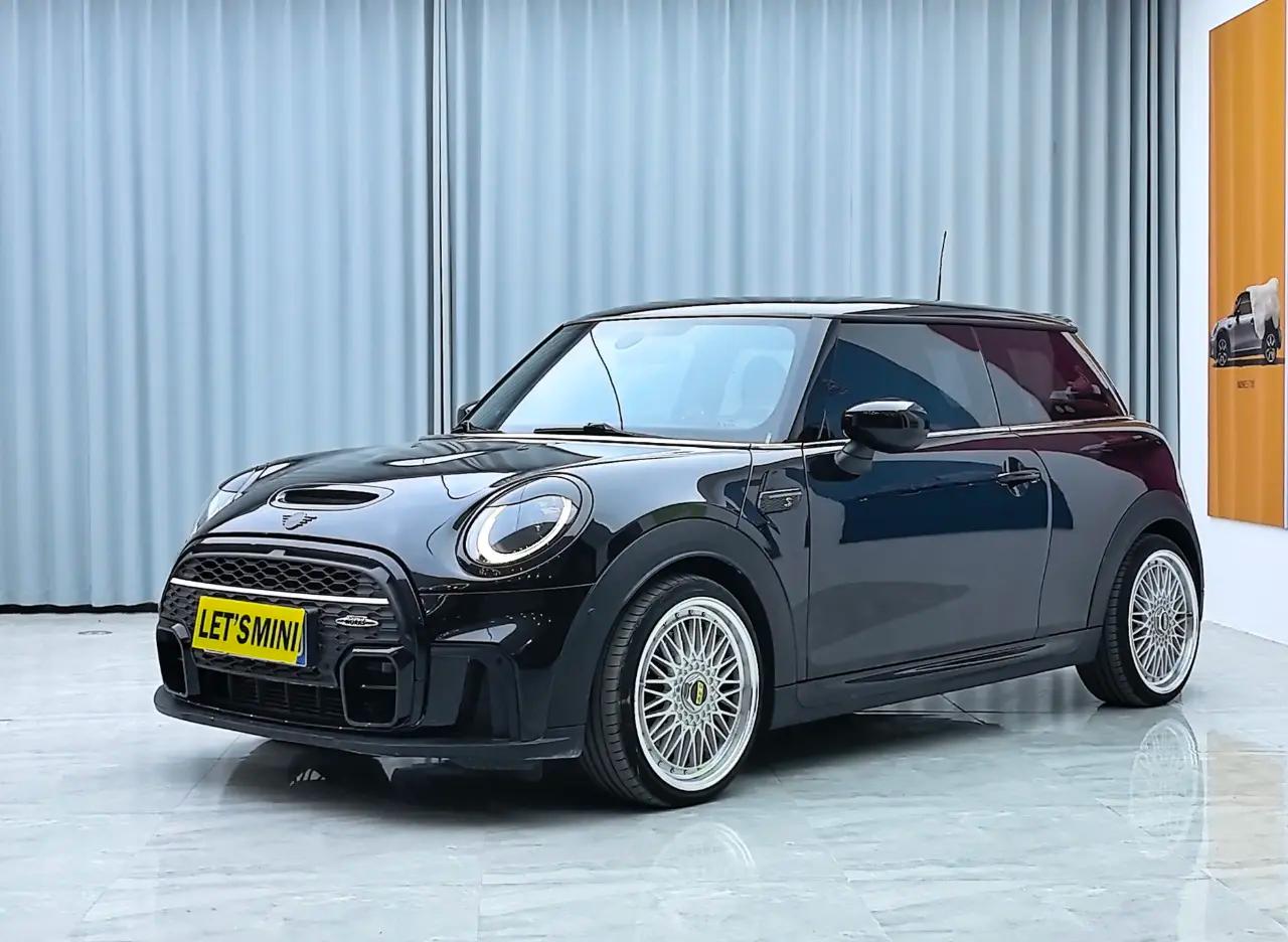 MINI  2021 г. 32000 км.