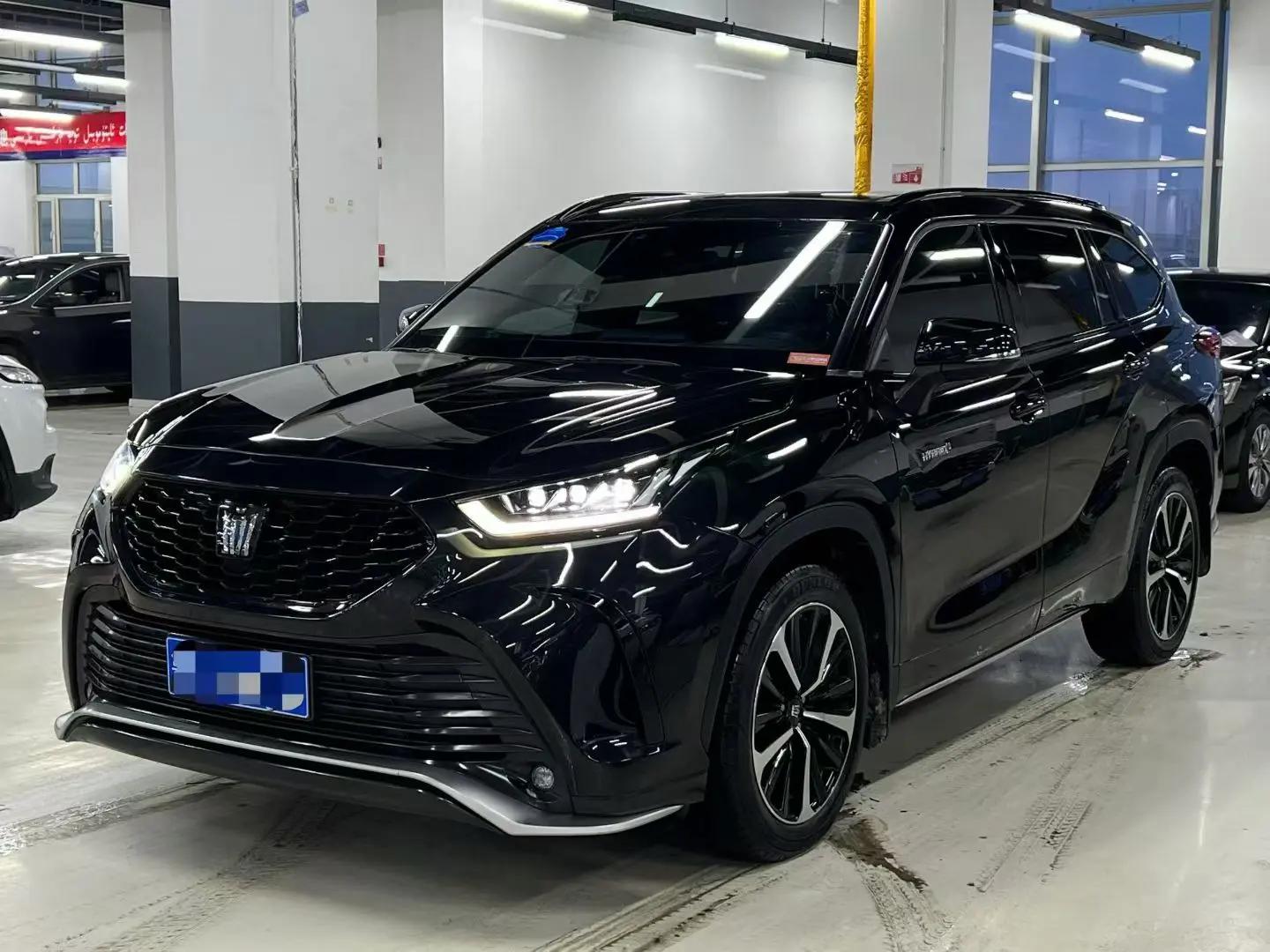 Toyota Crown Kluger 2022 г. 120147 км.