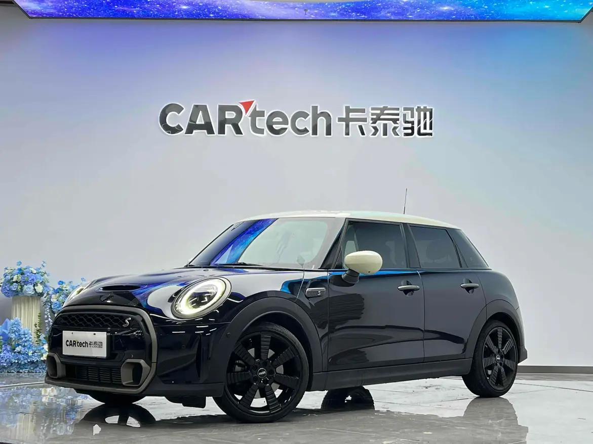 MINI  2023 г. 26123 км.