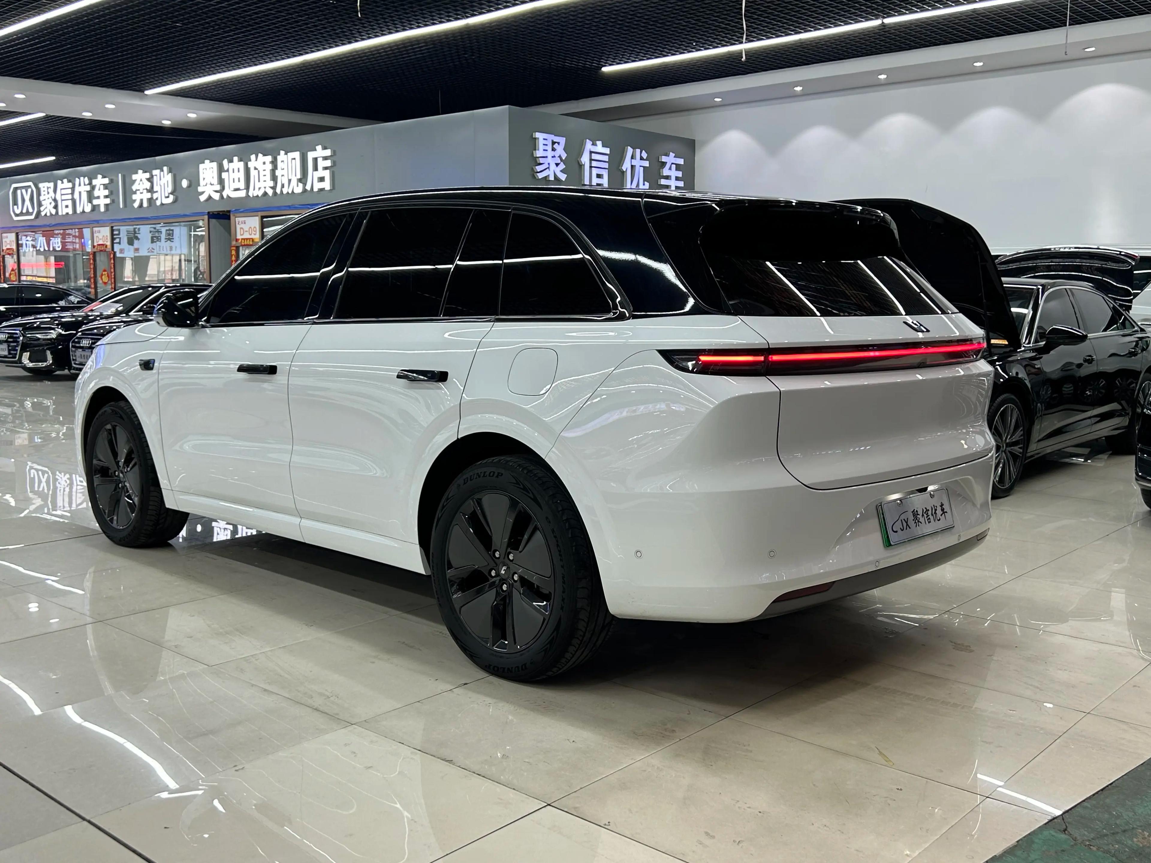 Lixiang L6 2024 г. 16090 км.