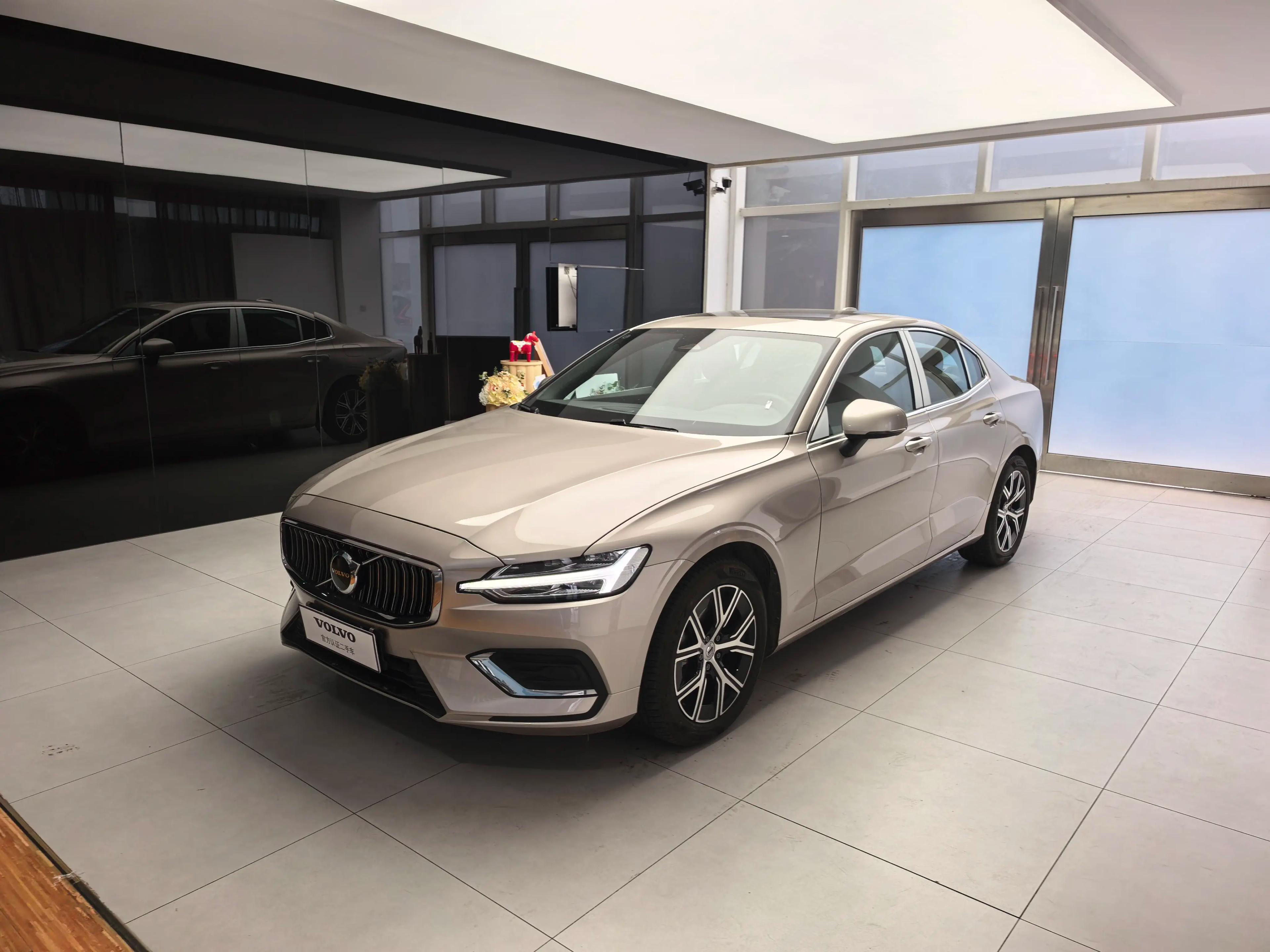 Volvo S60 2025 г. 5141 км.