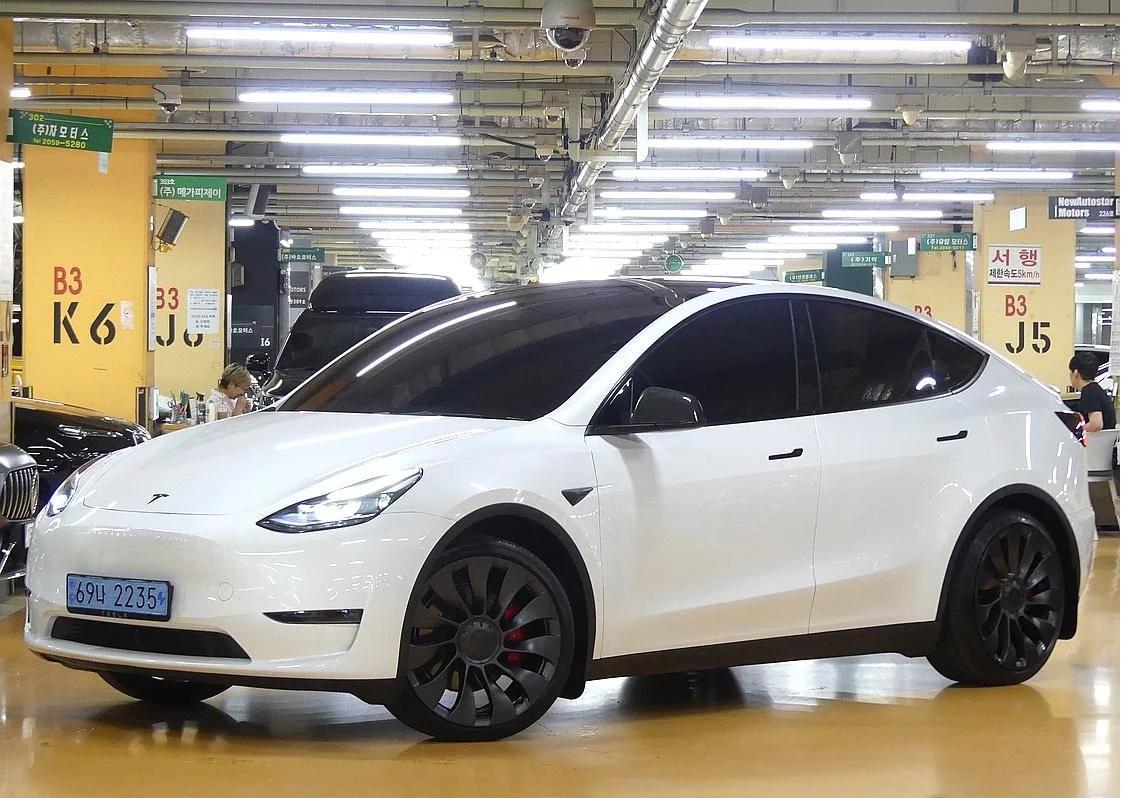 Tesla Model Y Performance, электромобиль, 2024 г. 17818 км.