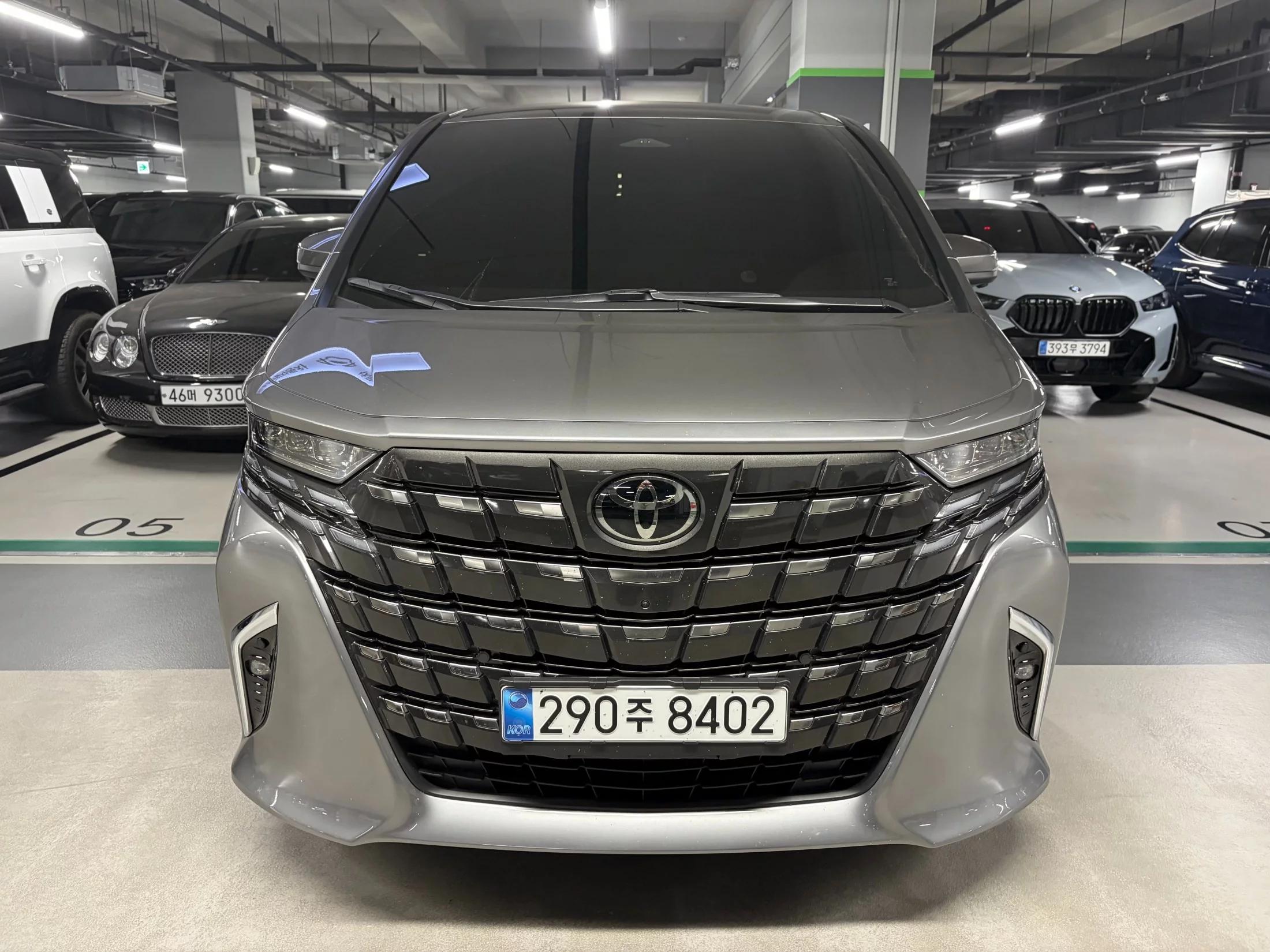 Toyota ALPHARD AWD, гибрид, 2025 г. 20780 км.