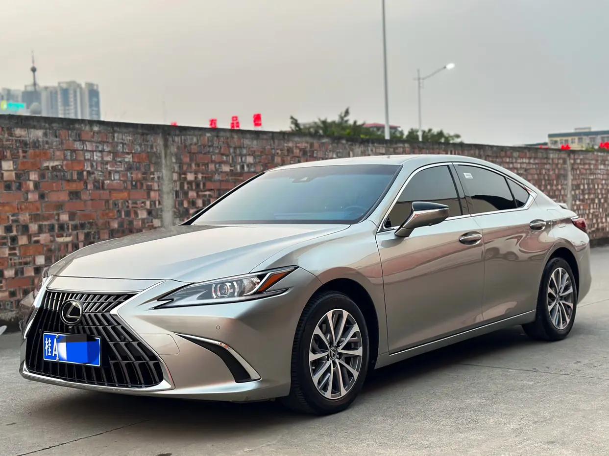 Lexus ES 2024 г. 26000 км.