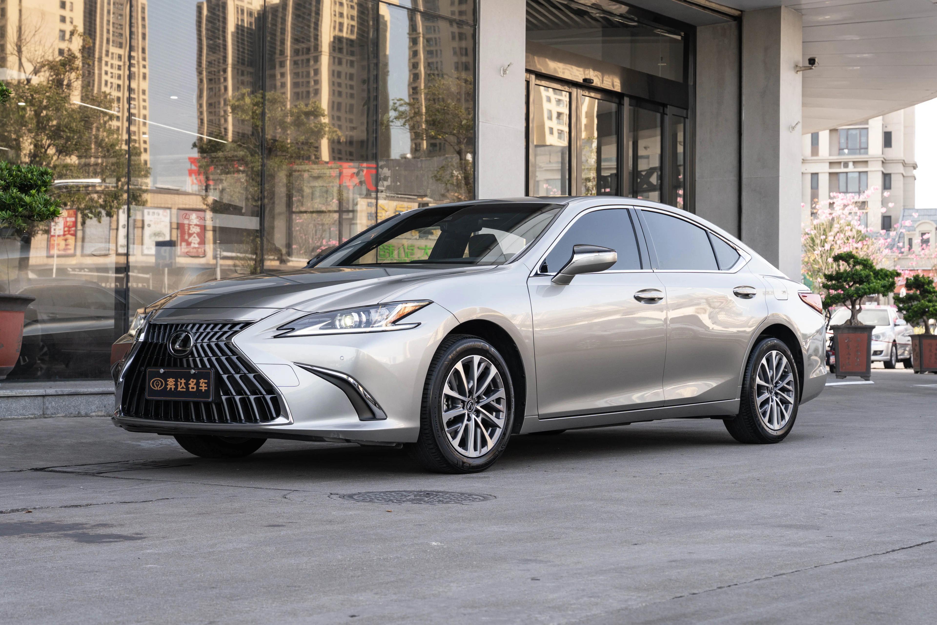 Lexus ES 2024 г. 27300 км.