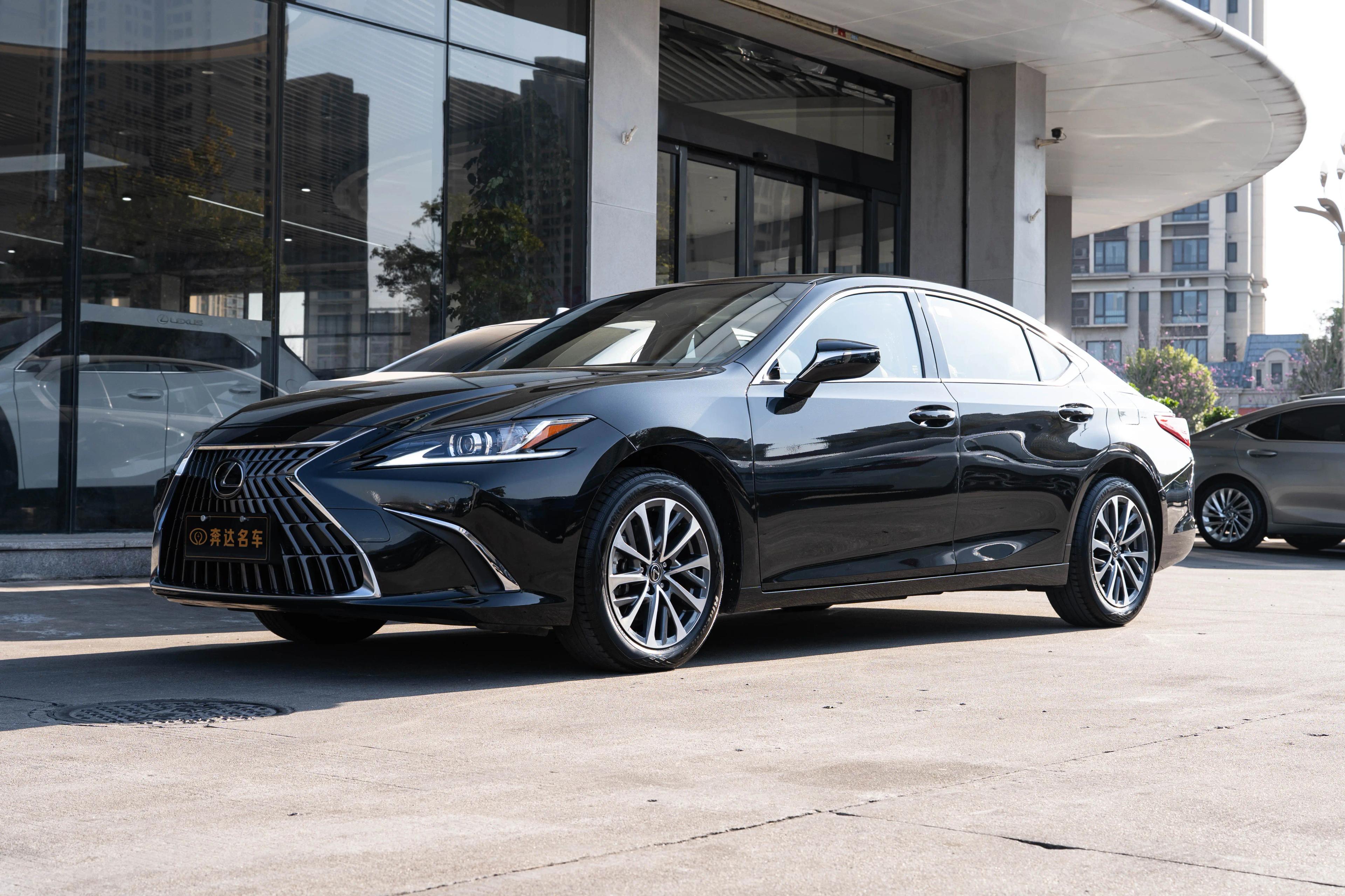 Lexus ES 2024 г. 16000 км.