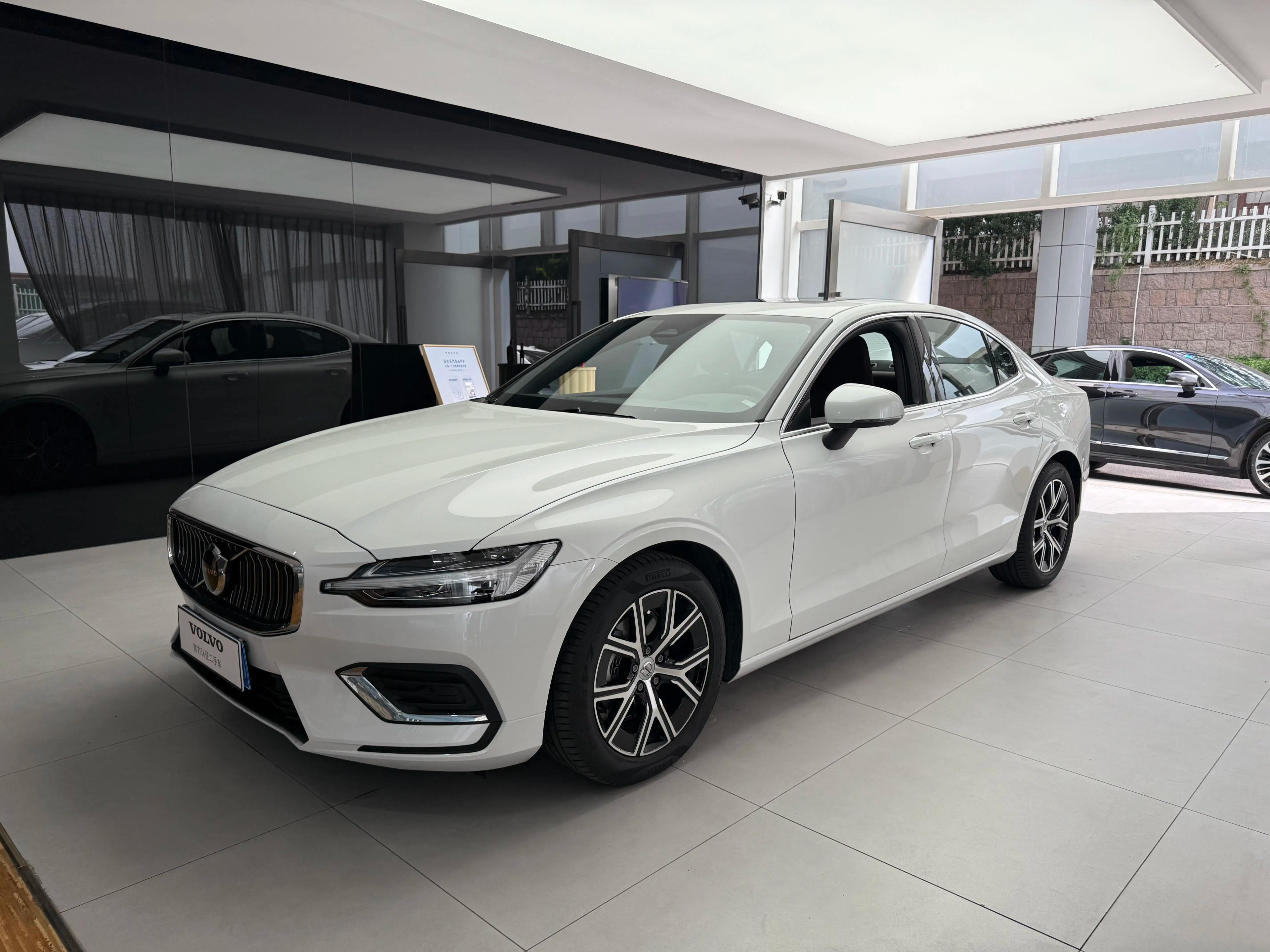Volvo S60 2025 г. 7001 км.