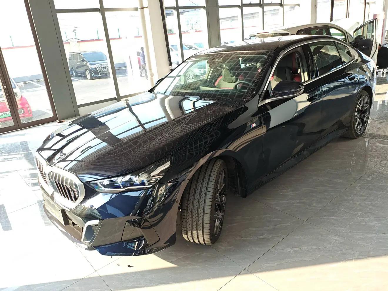 BMW 5 Series 2025 г. 4071 км.