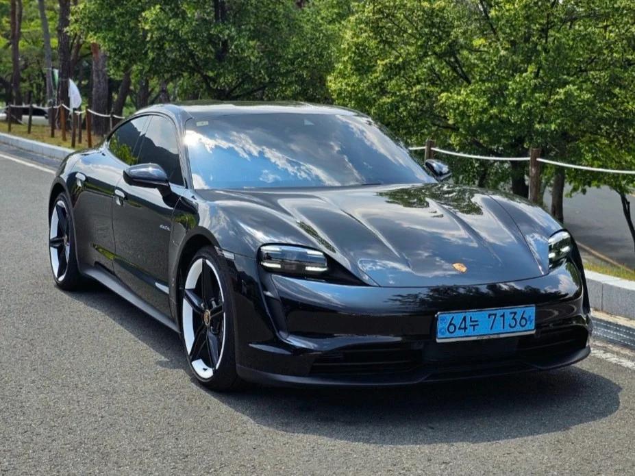 Porsche TAYCAN Base, электромобиль, 2022 г. 28843 км.