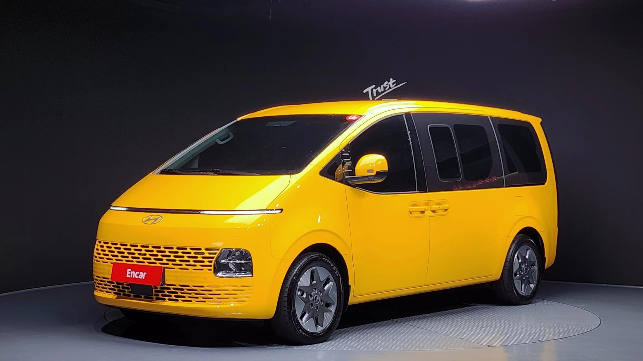 Hyundai Staria HEV 1.6 Tourer 11-Seater Modern, гибрид, 2024 г. 11984 км.