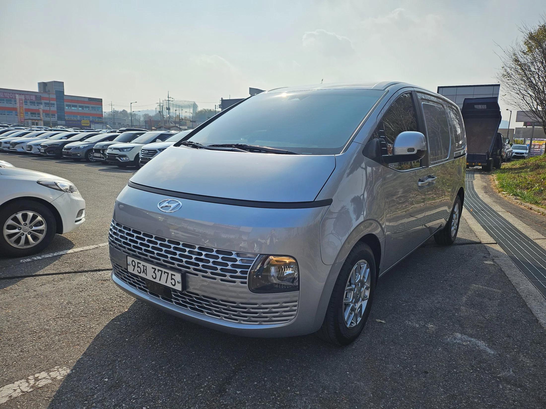 Hyundai Staria Cargo 3-Seater Modern, 2021 г. 27199 км.